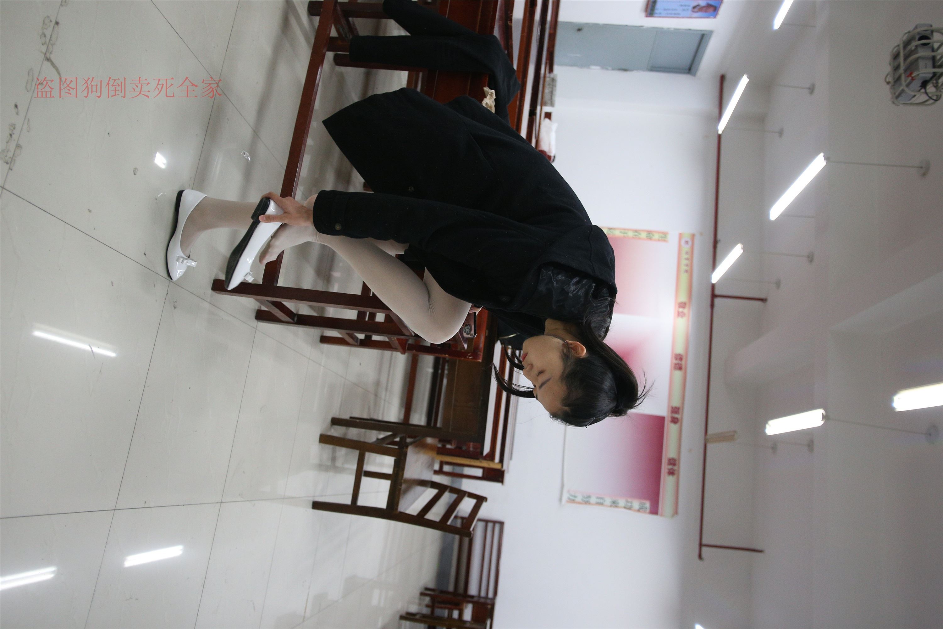 大西瓜美女图片 Z4-4 教室电梯白袜 336p1