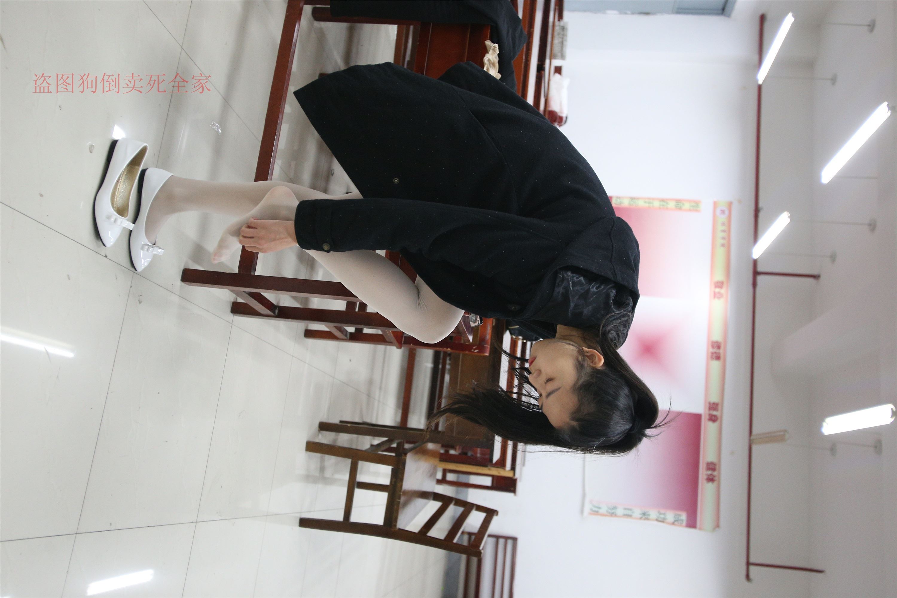 大西瓜美女图片 Z4-4 教室电梯白袜 336p1