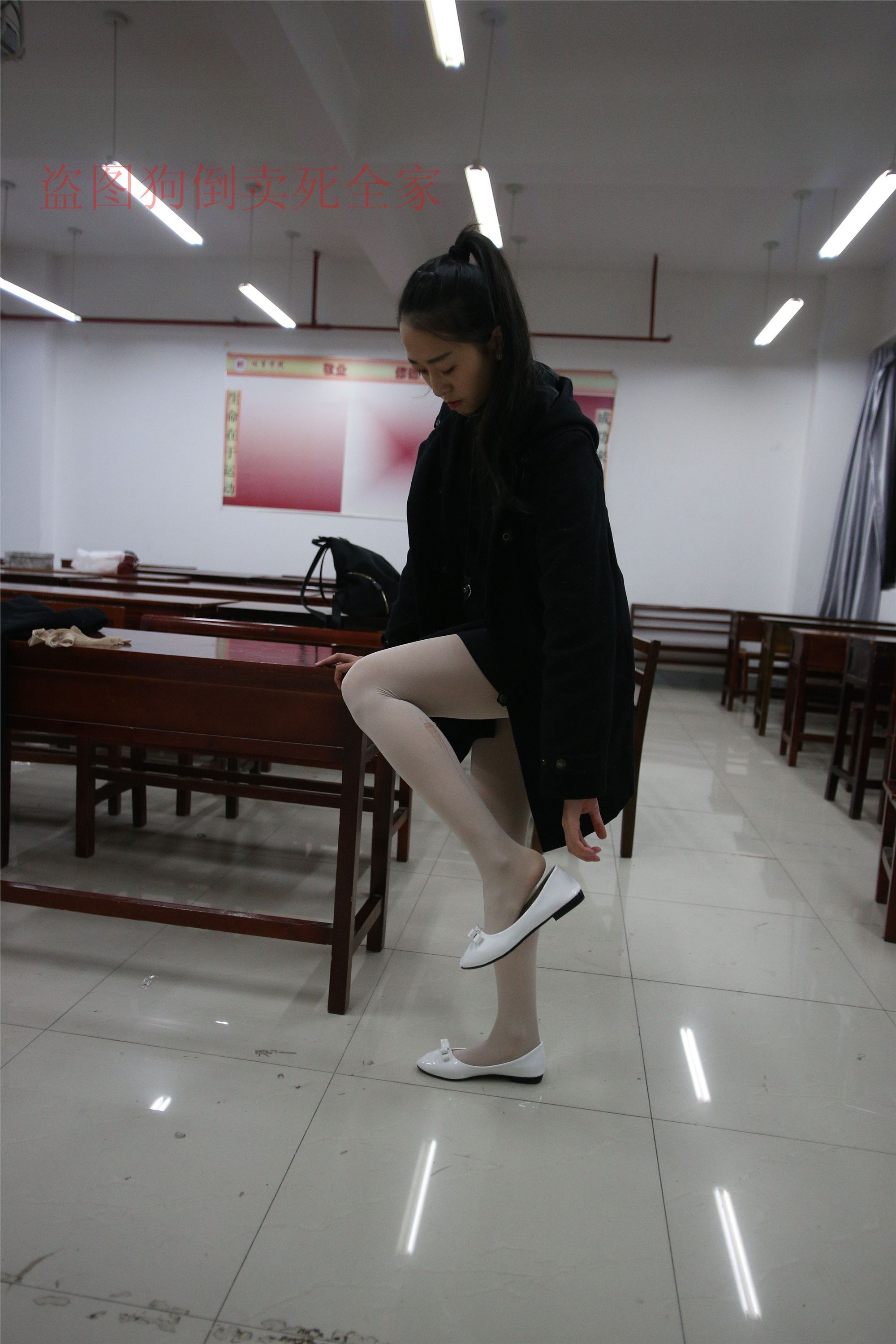 大西瓜美女图片 Z4-4 教室电梯白袜 336p1