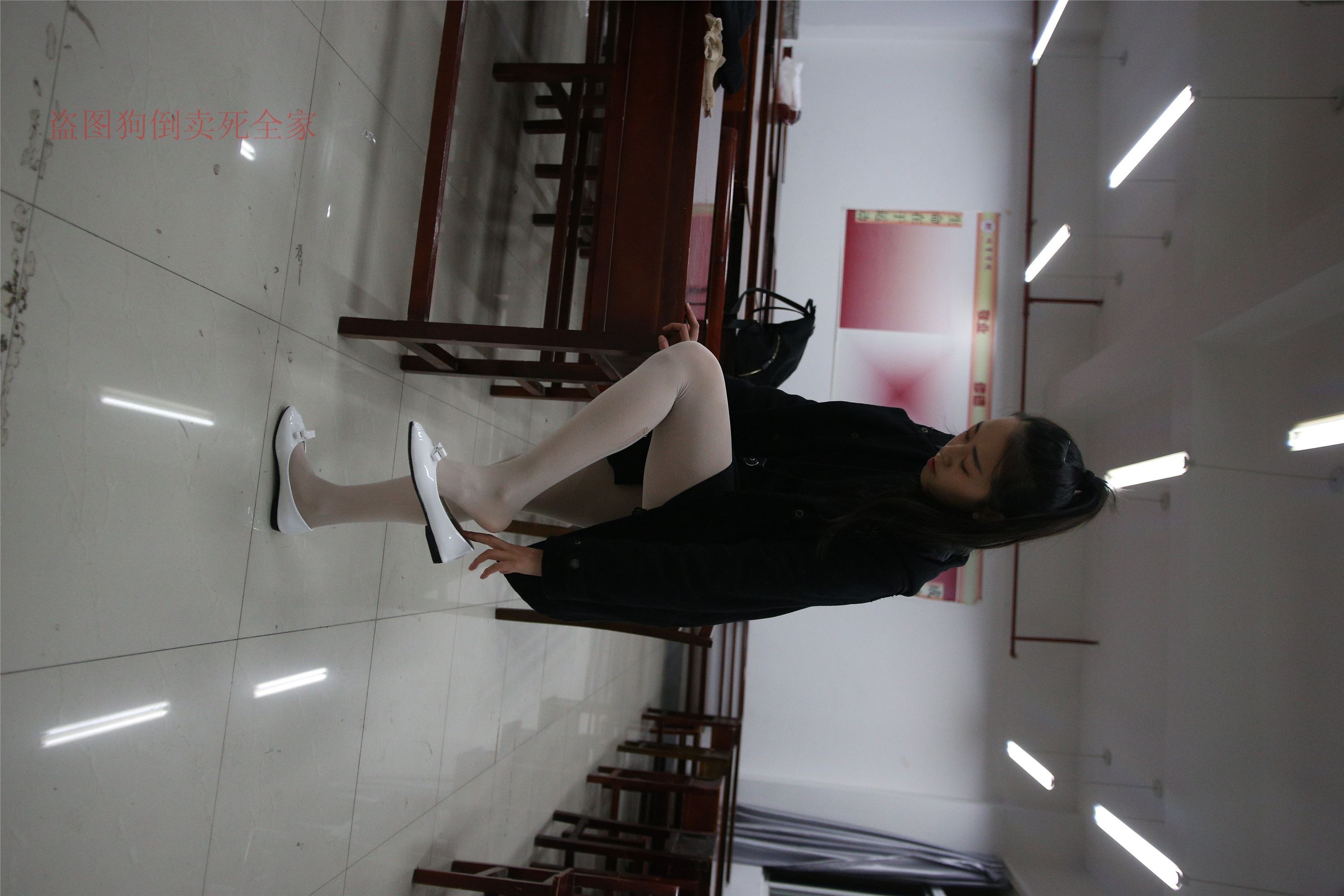 大西瓜美女图片 Z4-4 教室电梯白袜 336p1