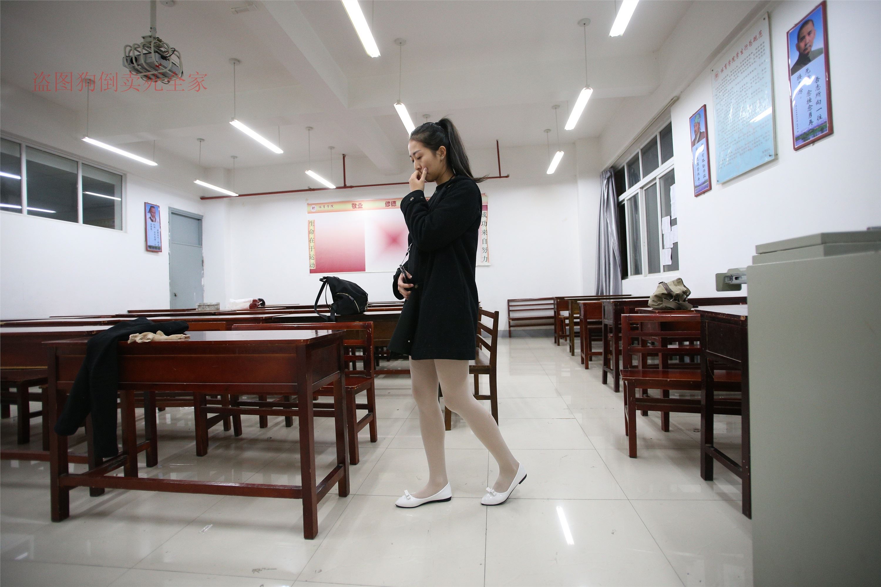 大西瓜美女图片 Z4-4 教室电梯白袜 336p1