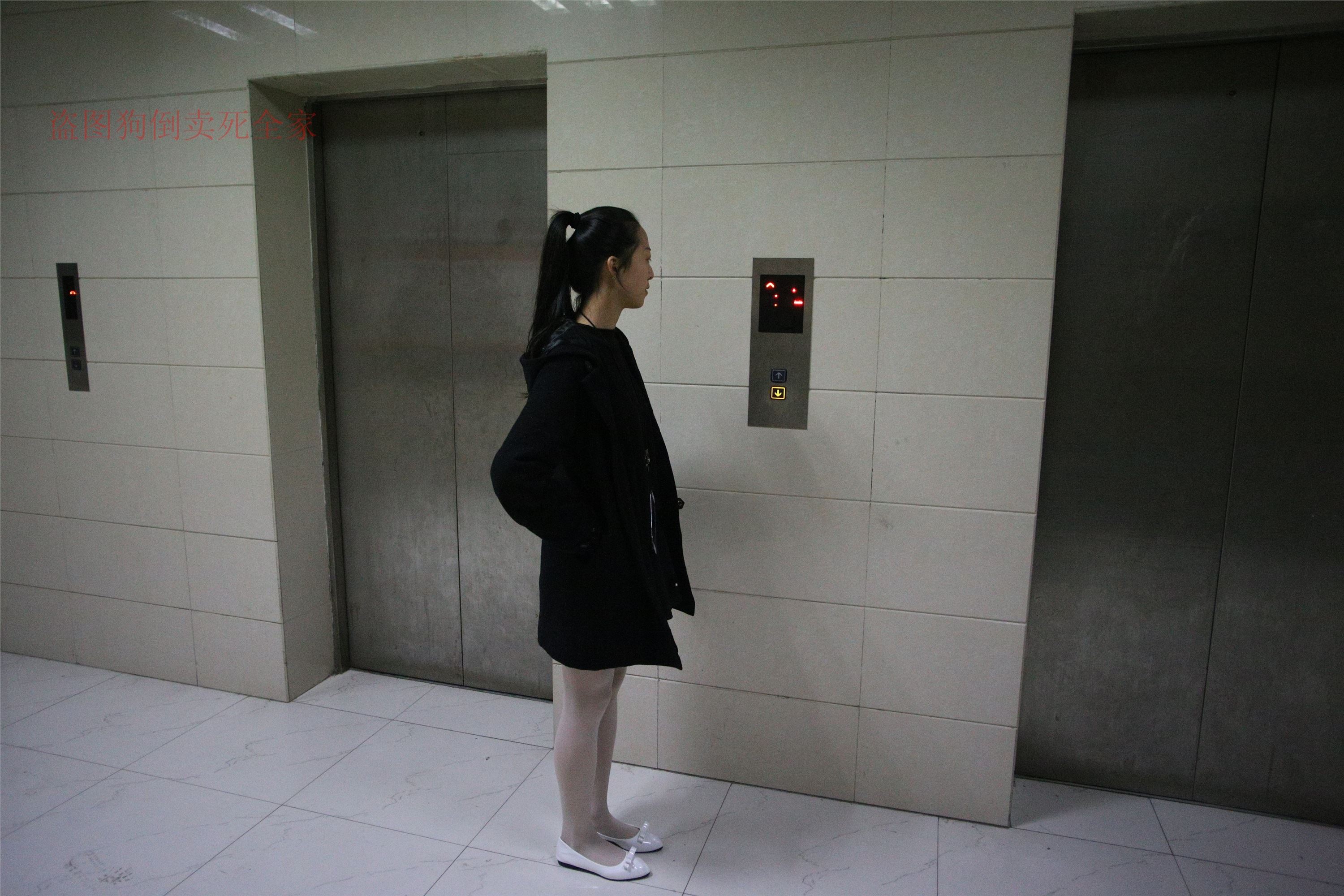 大西瓜美女图片 Z4-4 教室电梯白袜 336p1