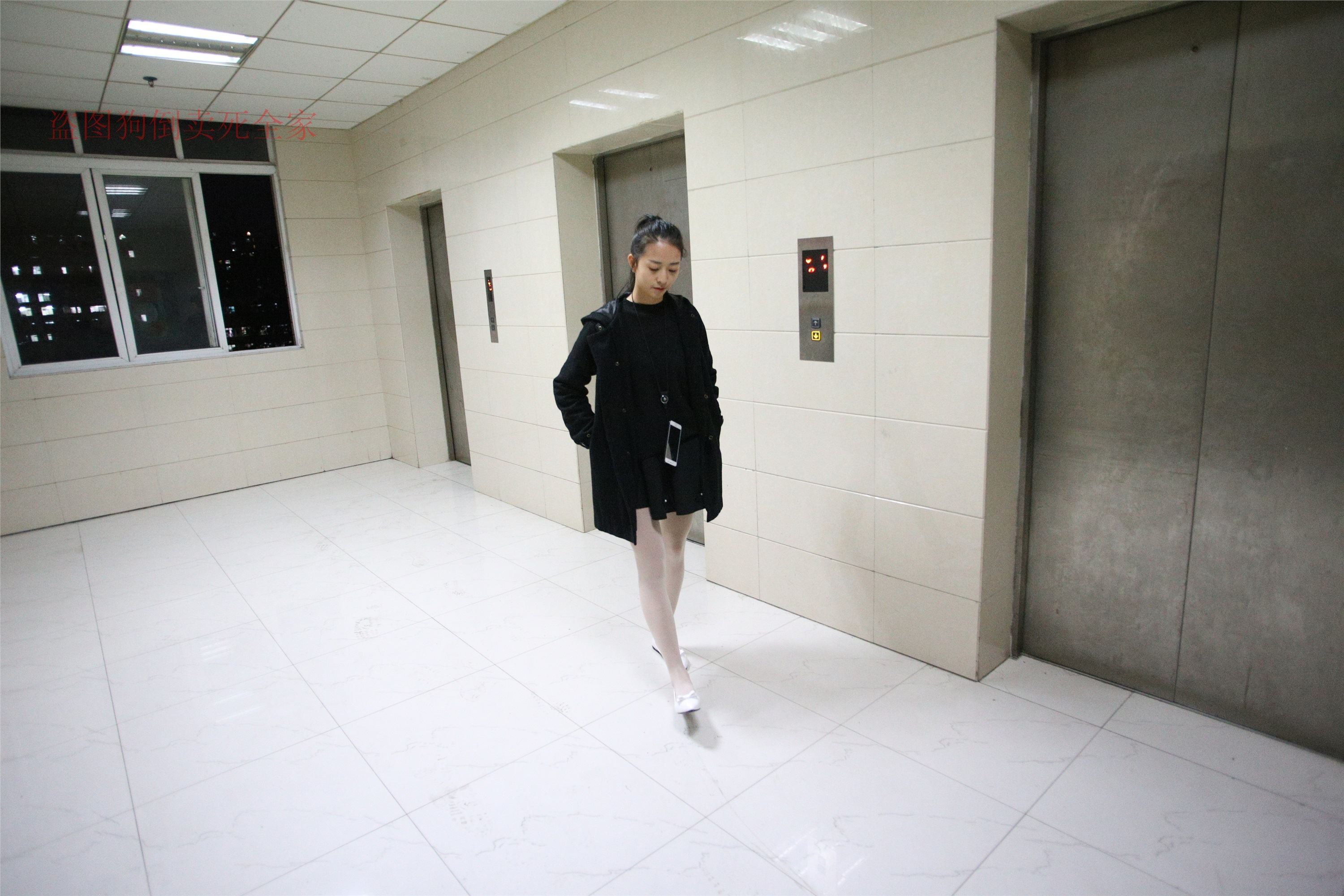 大西瓜美女图片 Z4-4 教室电梯白袜 336p1