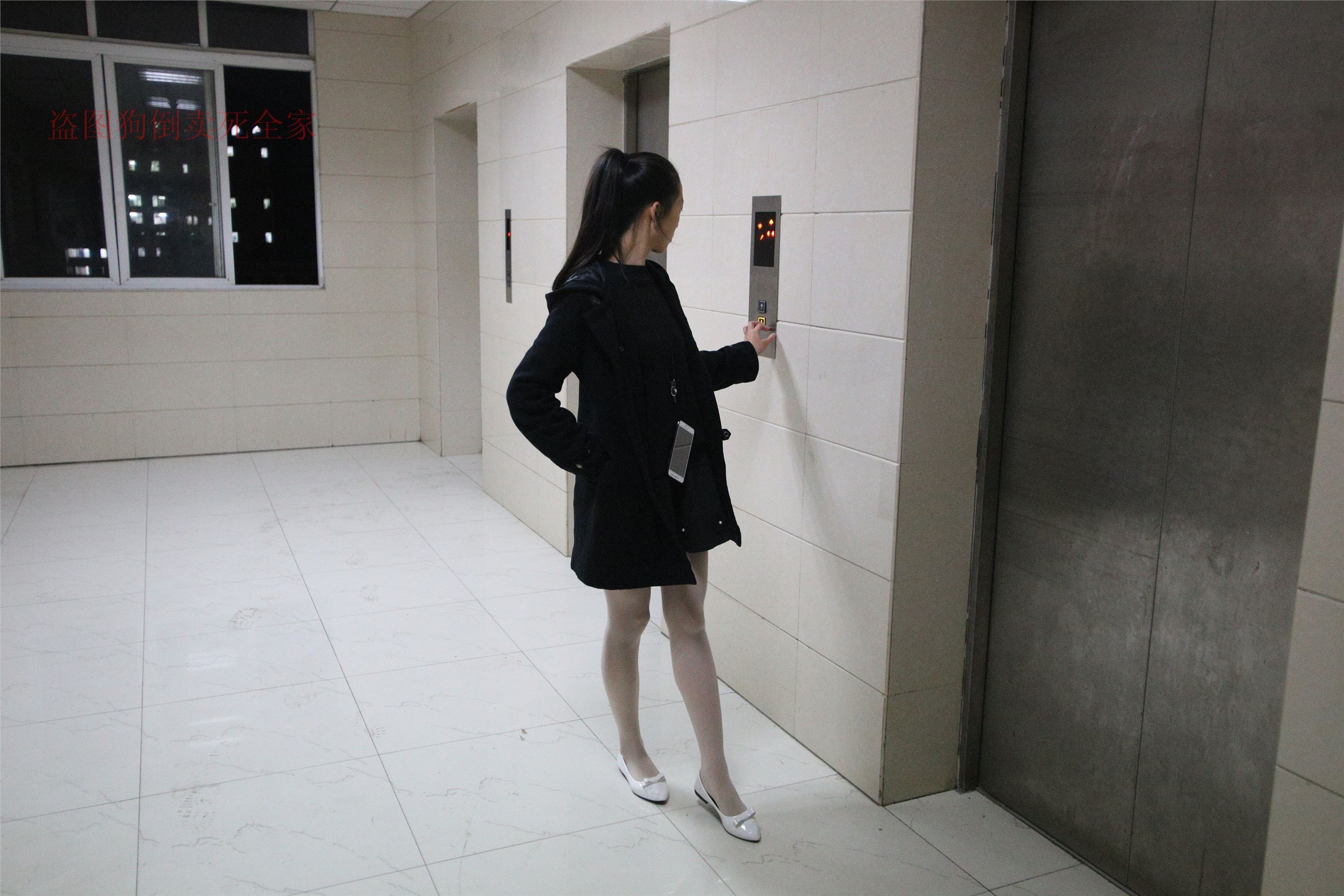 大西瓜美女图片 Z4-4 教室电梯白袜 336p1