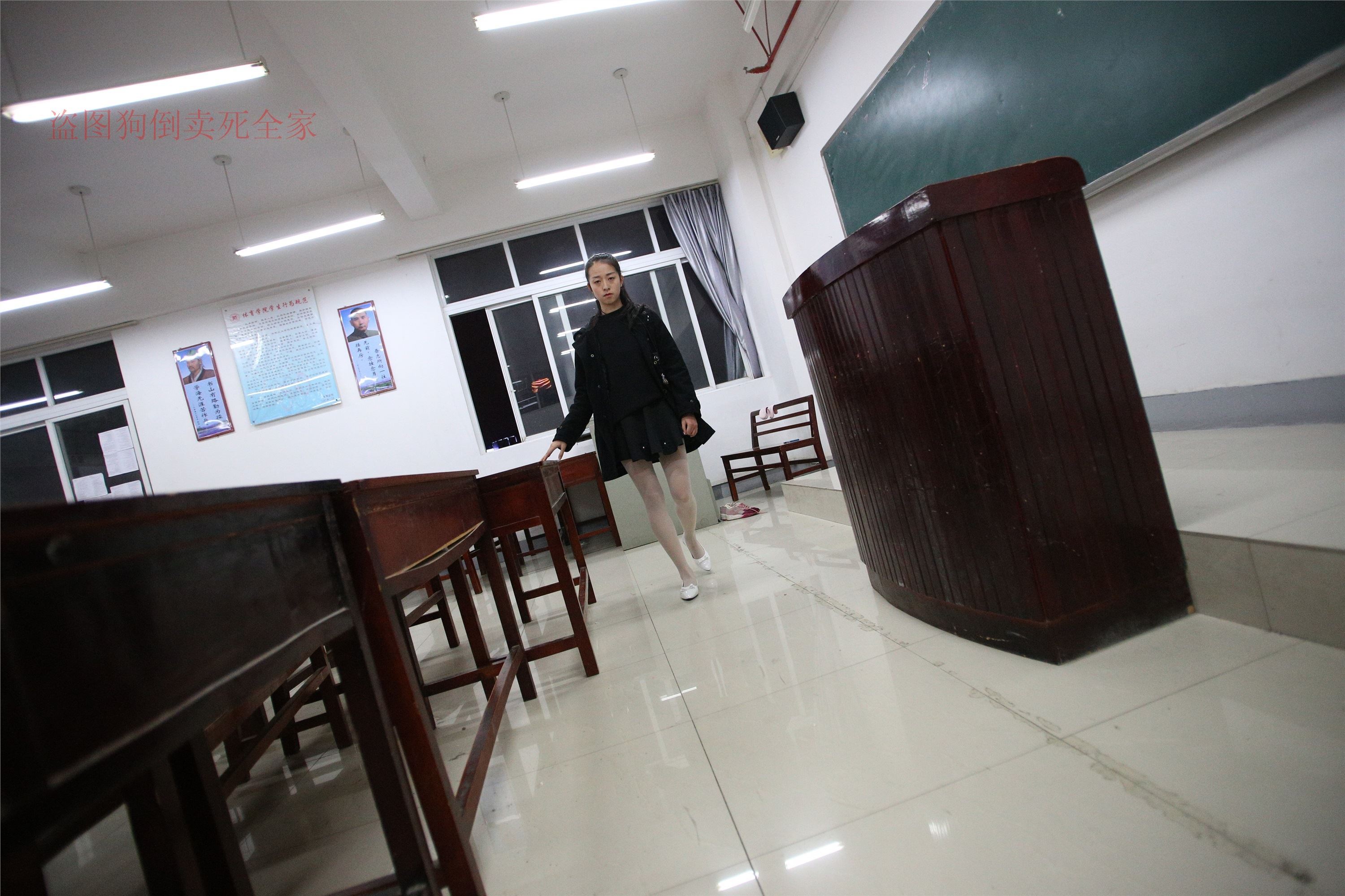 大西瓜美女图片 Z4-4 教室电梯白袜 336p1