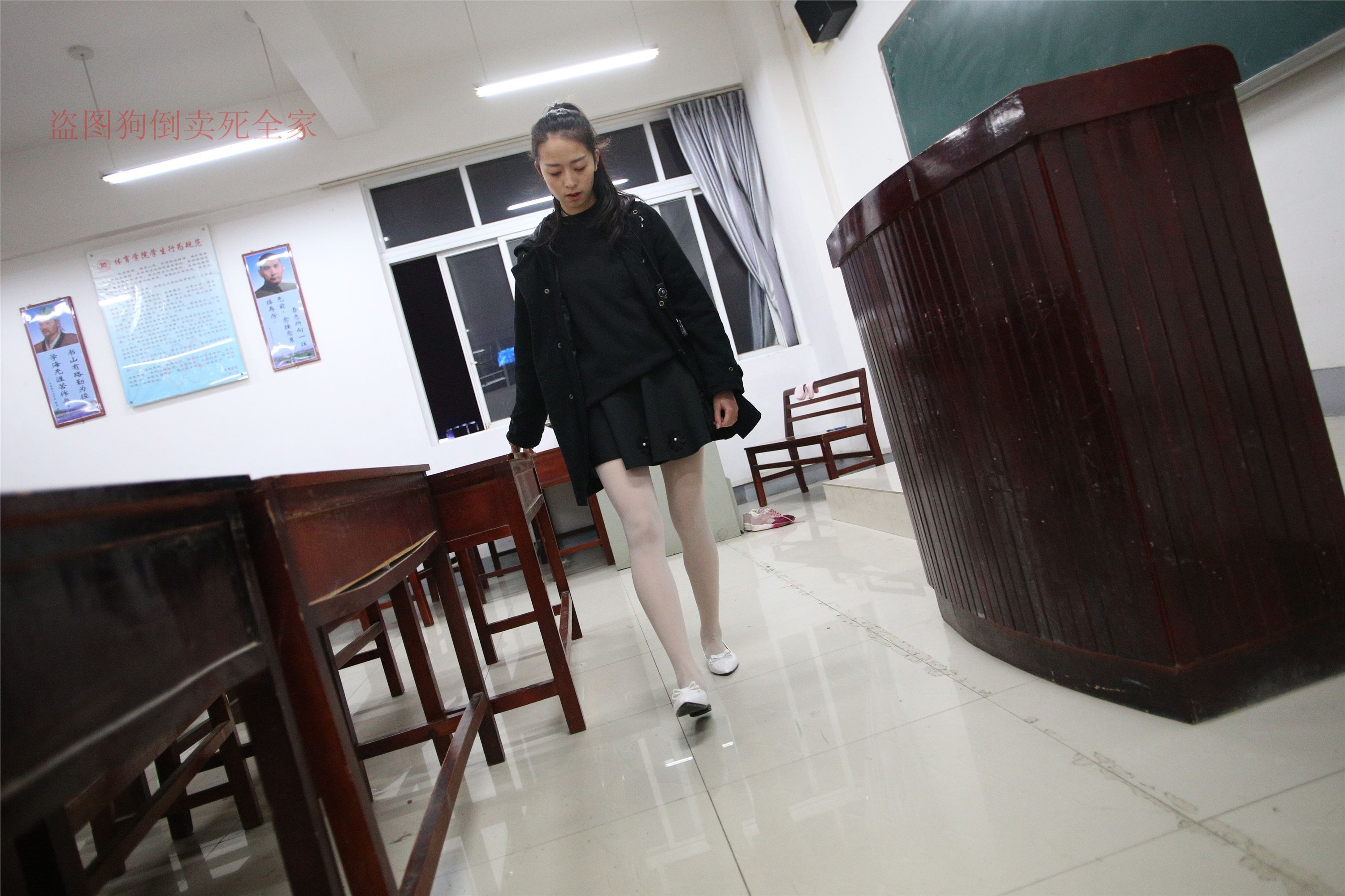 大西瓜美女图片 Z4-4 教室电梯白袜 336p1