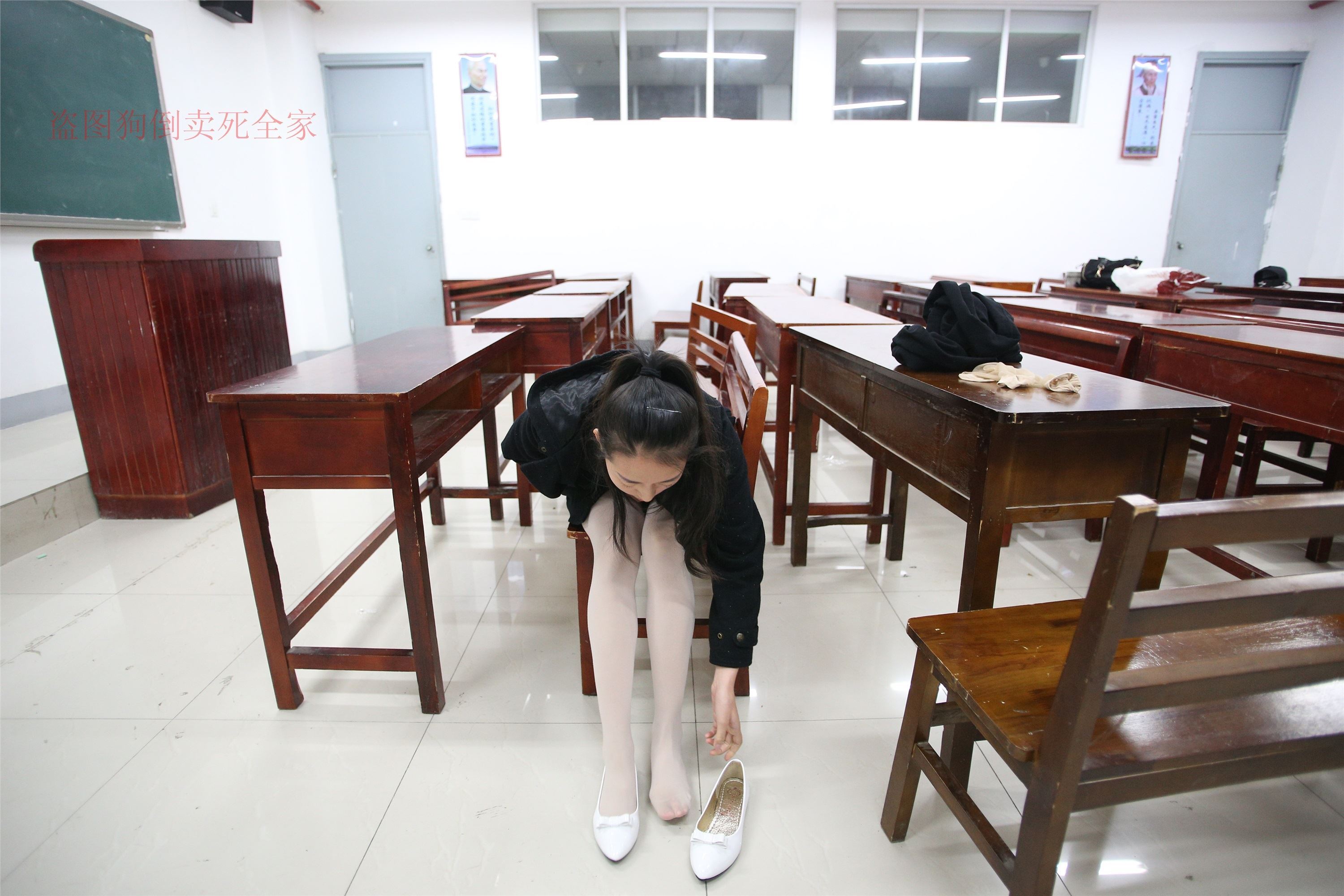 大西瓜美女图片 Z4-4 教室电梯白袜 336p2