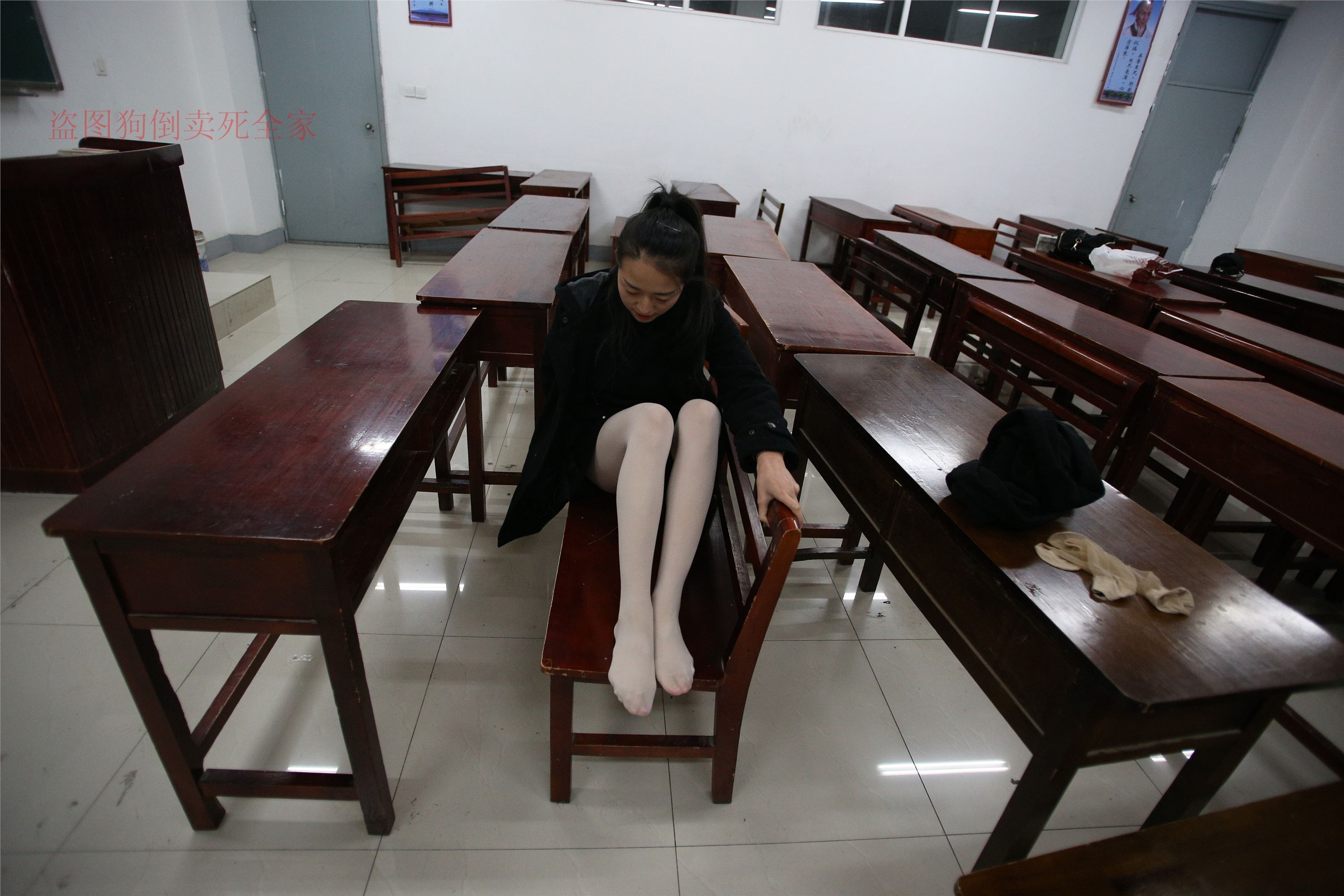 大西瓜美女图片 Z4-4 教室电梯白袜 336p2