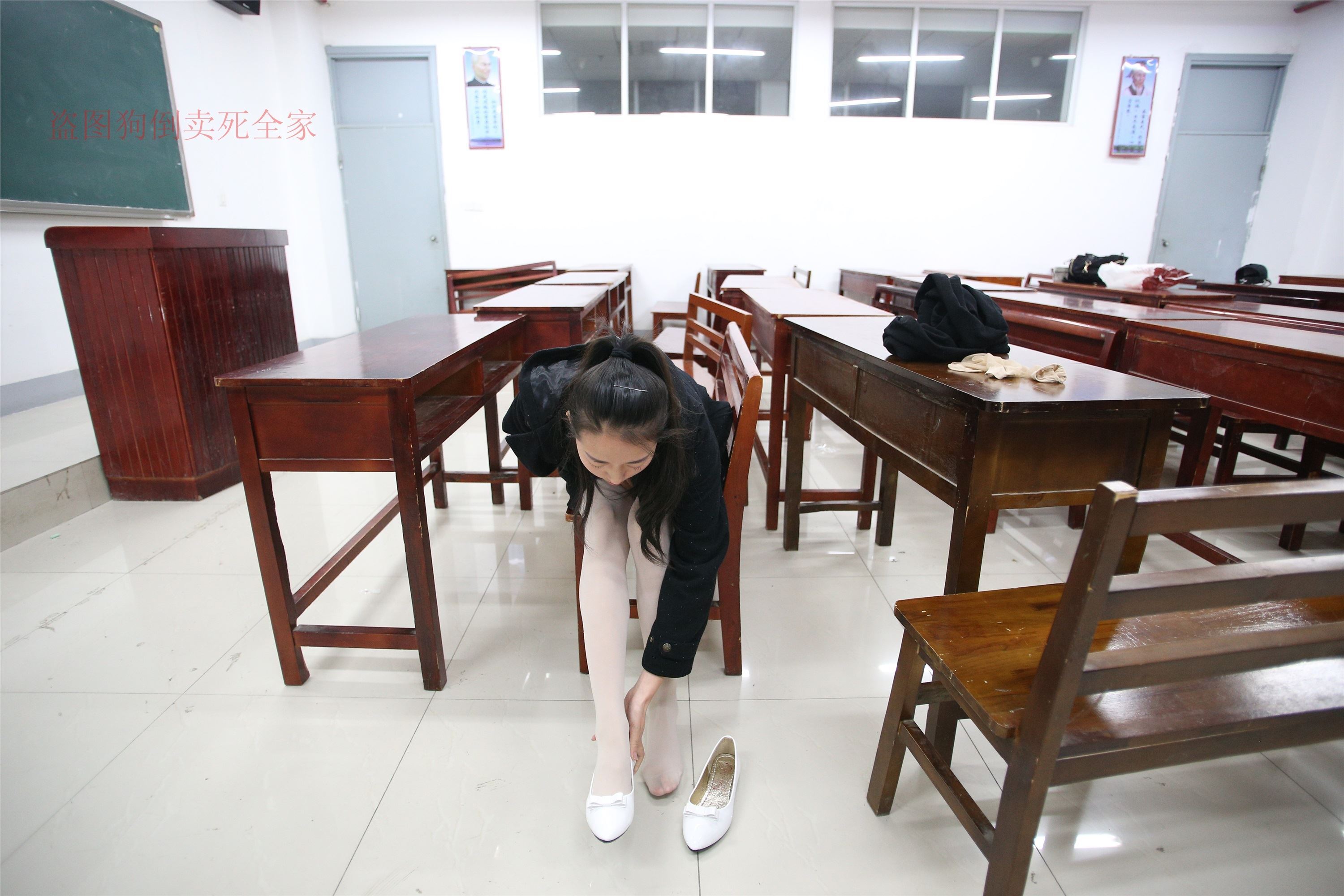 大西瓜美女图片 Z4-4 教室电梯白袜 336p2