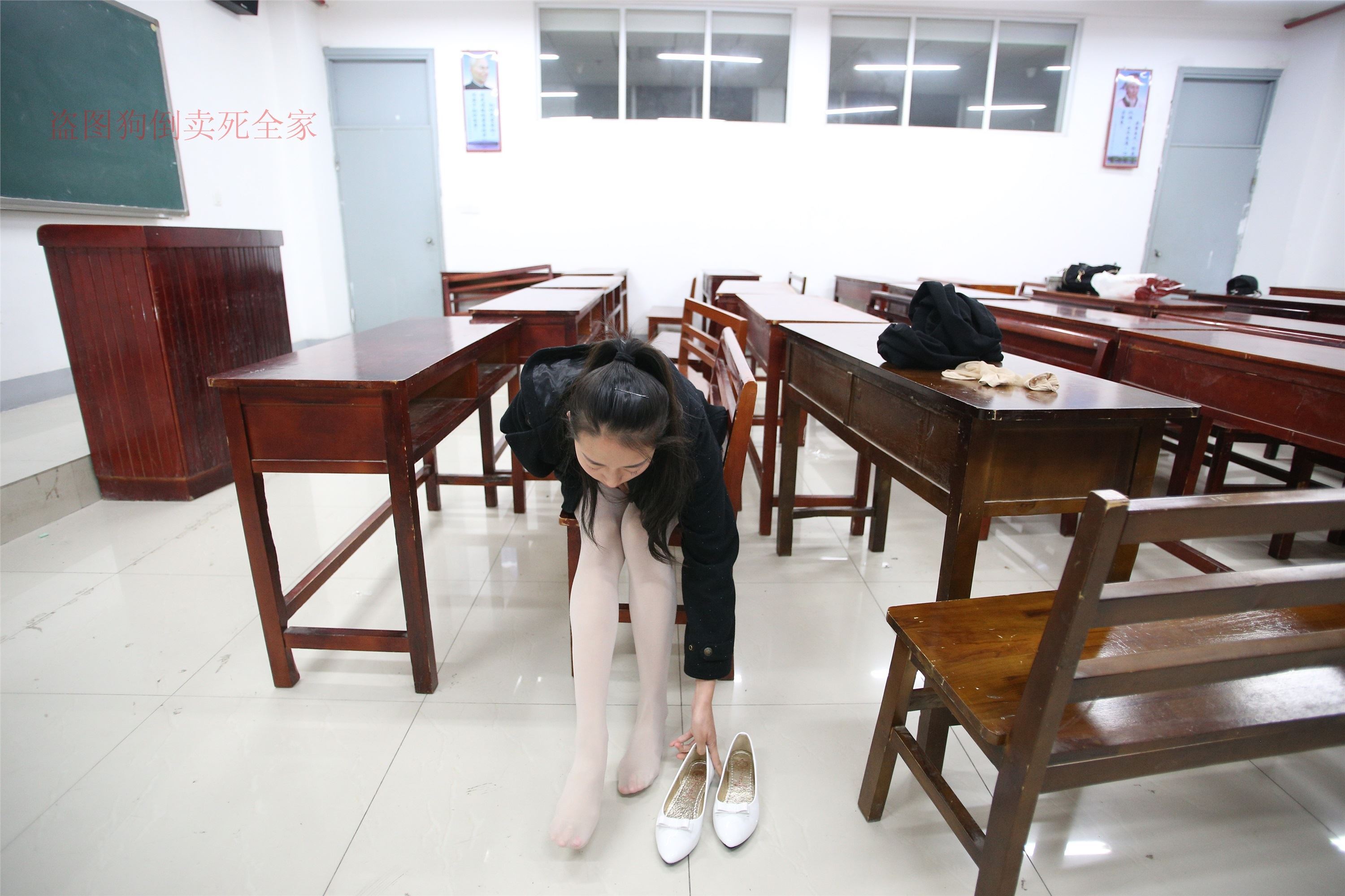 大西瓜美女图片 Z4-4 教室电梯白袜 336p2