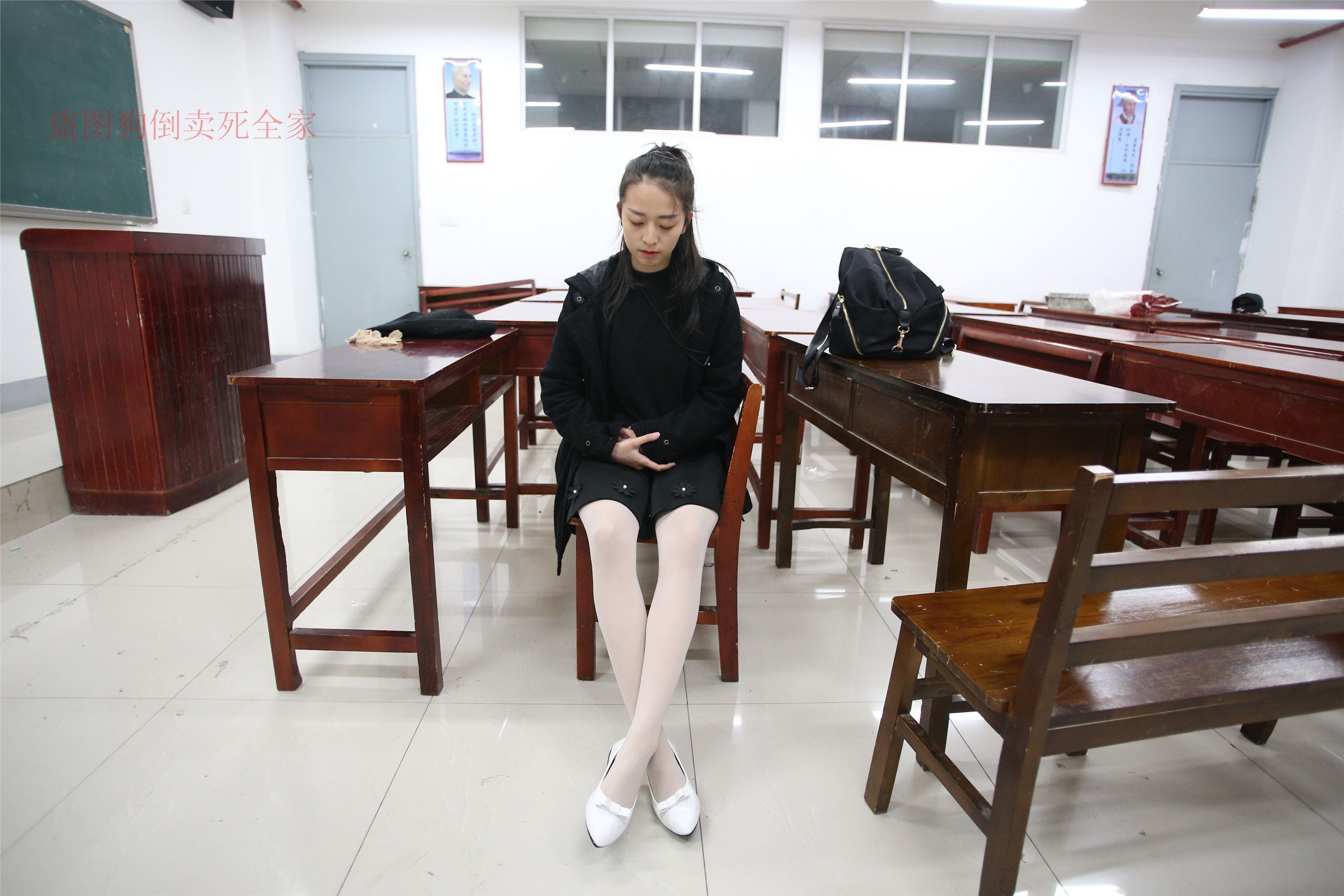 大西瓜美女图片 Z4-4 教室电梯白袜 336p2
