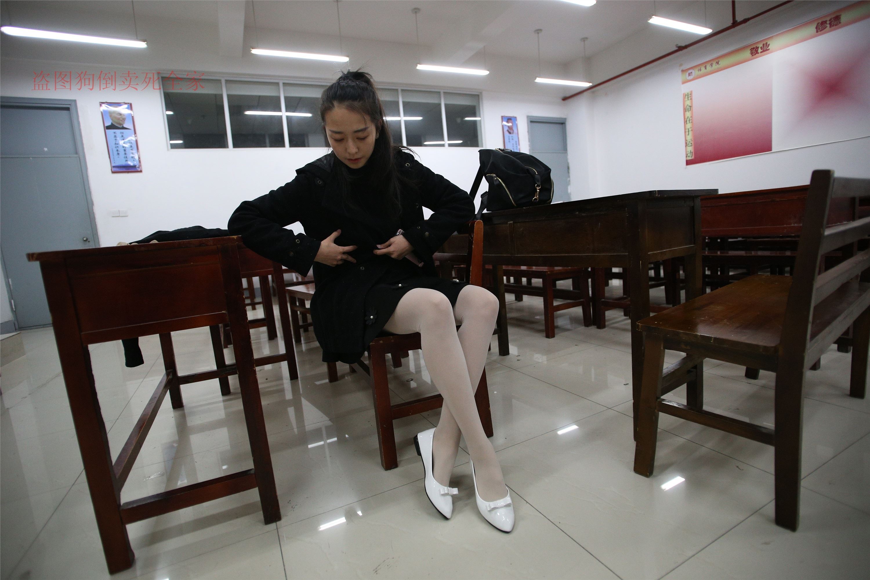 大西瓜美女图片 Z4-4 教室电梯白袜 336p2