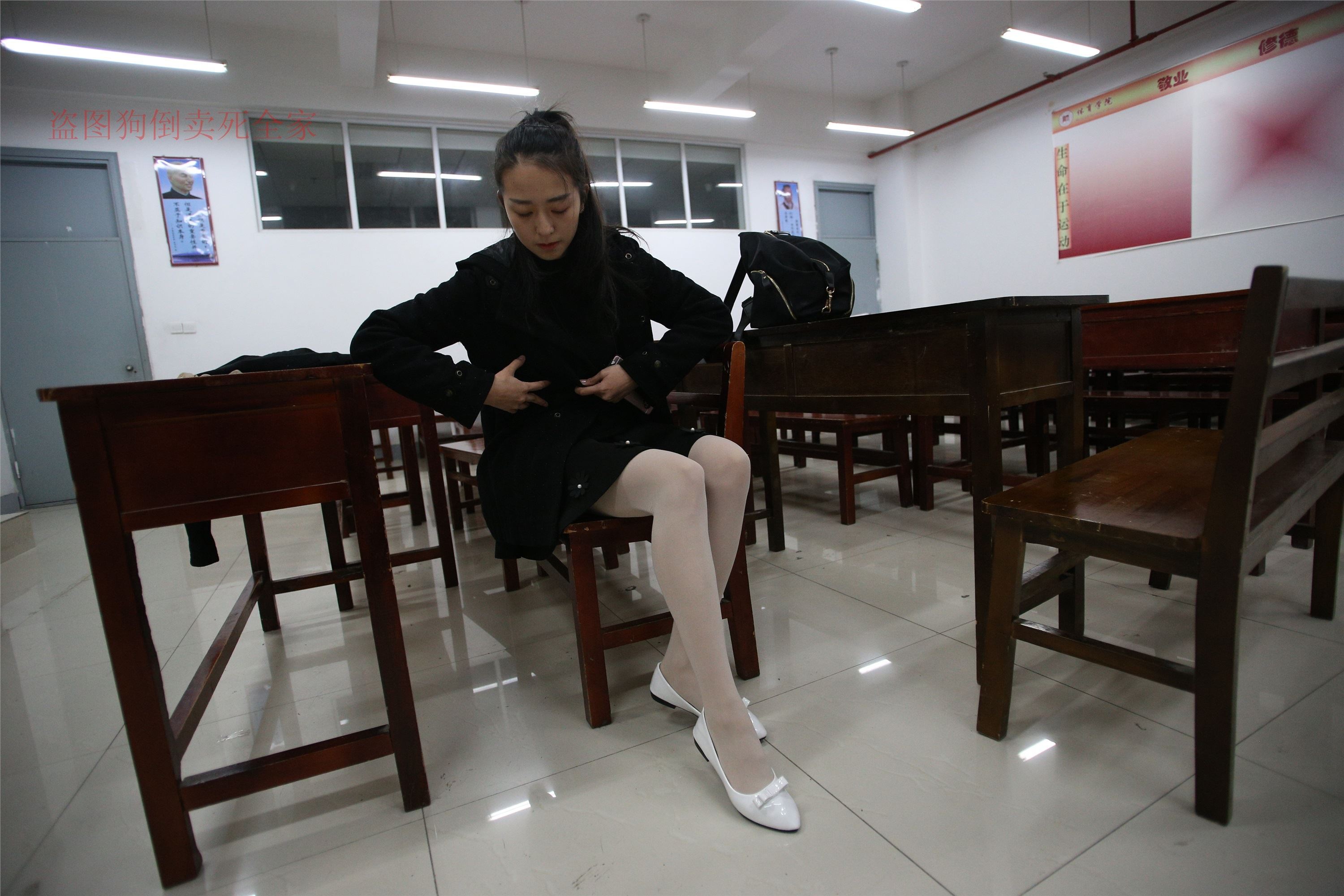 大西瓜美女图片 Z4-4 教室电梯白袜 336p2