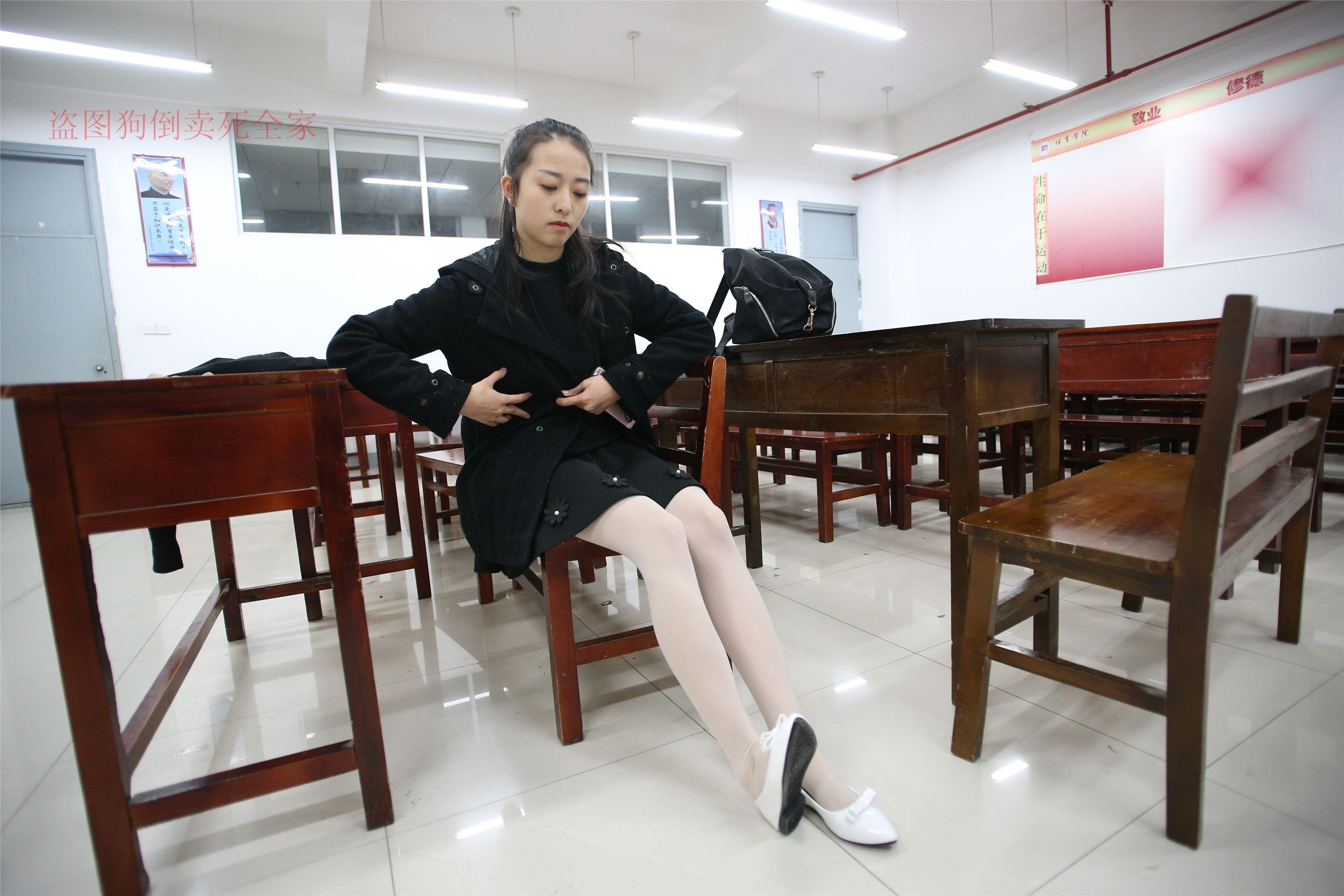 大西瓜美女图片 Z4-4 教室电梯白袜 336p2