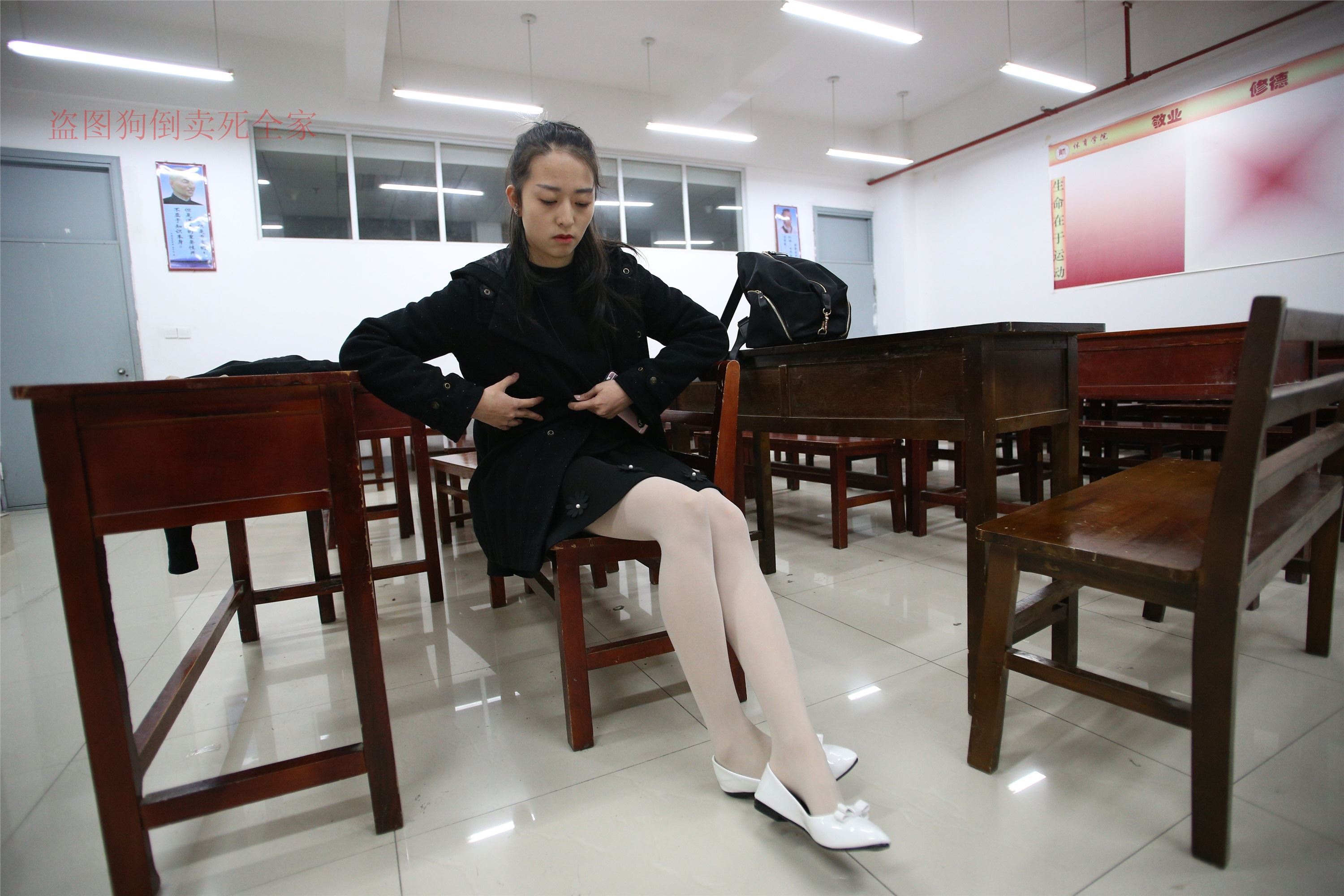 大西瓜美女图片 Z4-4 教室电梯白袜 336p2