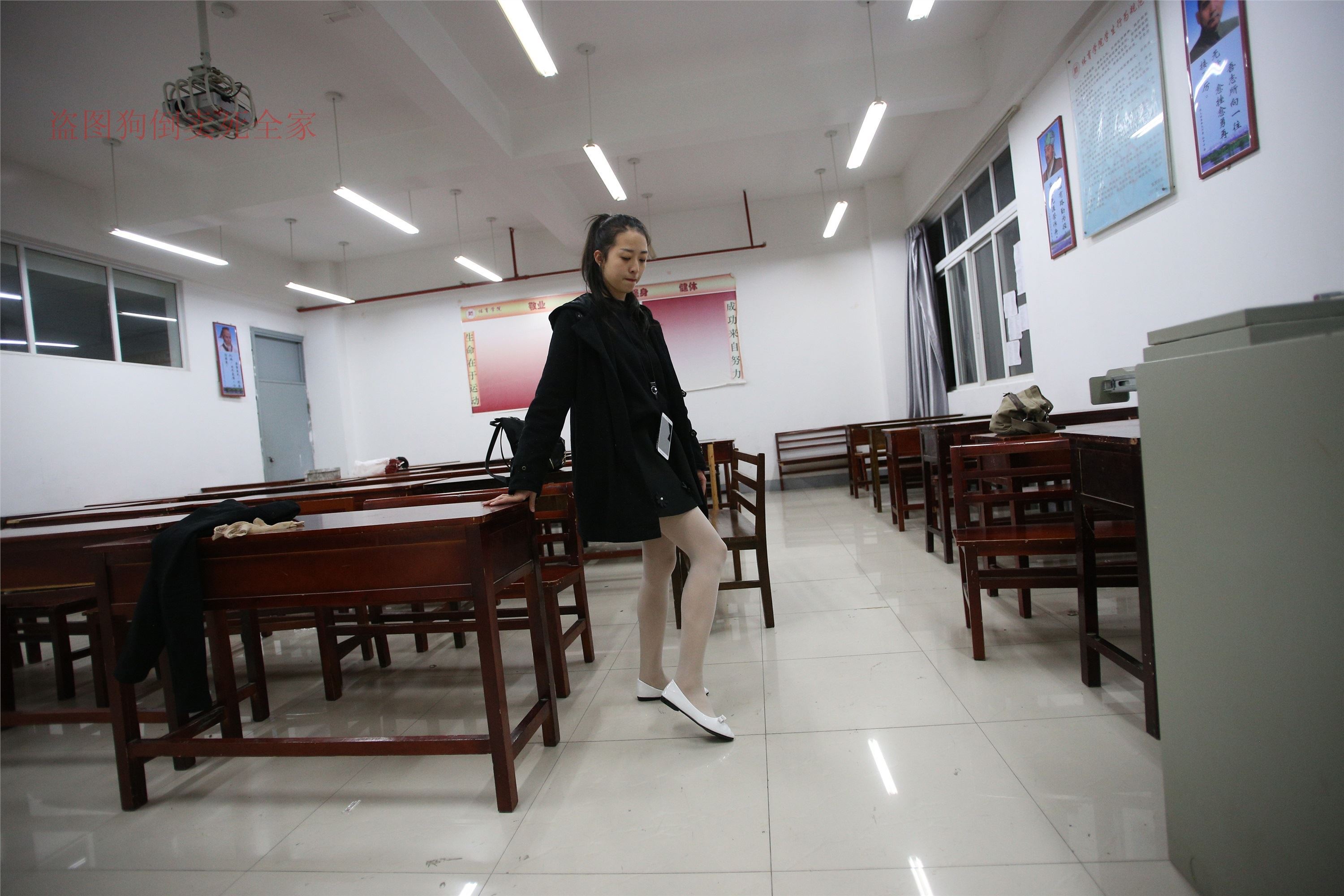 大西瓜美女图片 Z4-4 教室电梯白袜 336p3