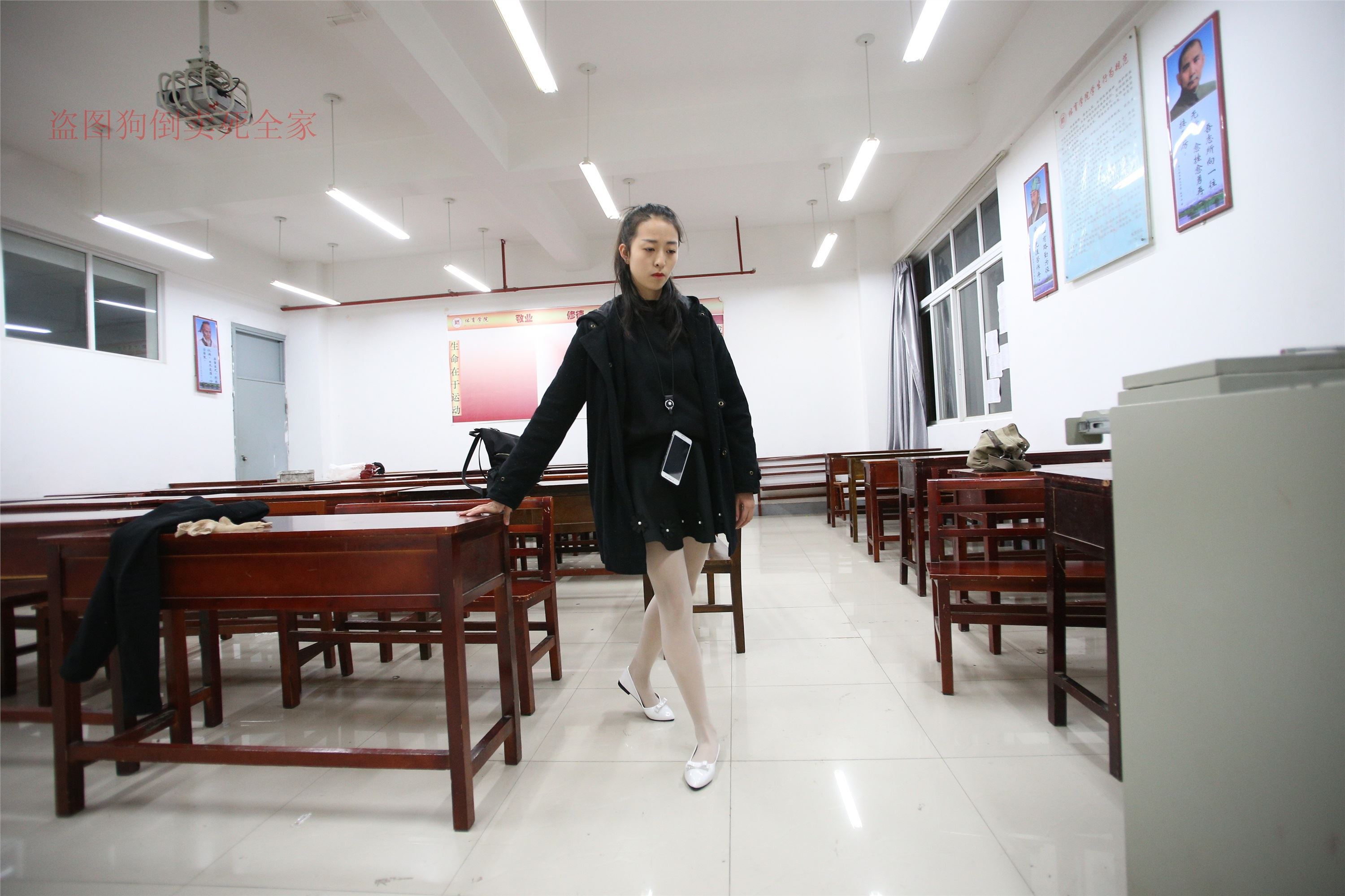 大西瓜美女图片 Z4-4 教室电梯白袜 336p3