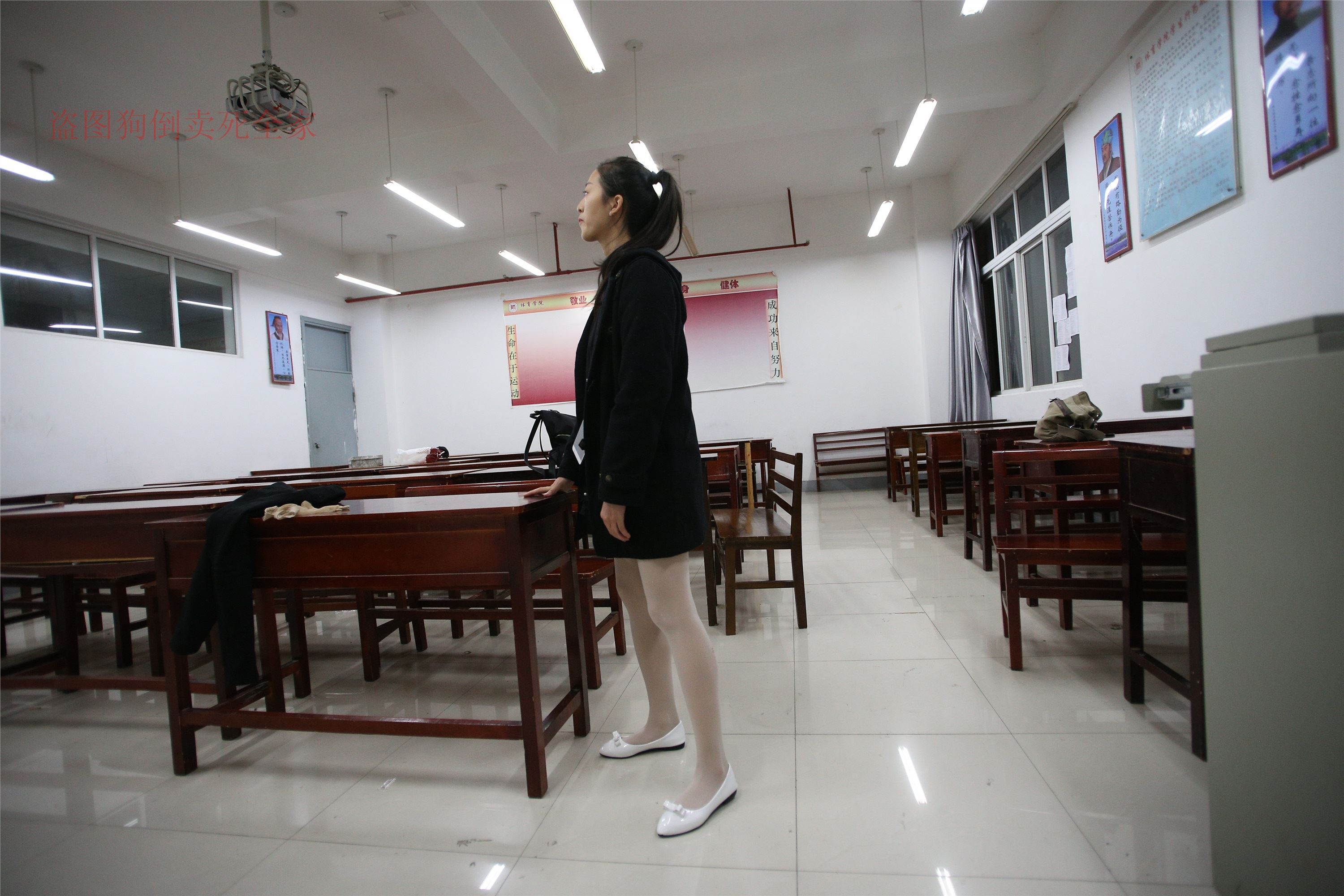 大西瓜美女图片 Z4-4 教室电梯白袜 336p3