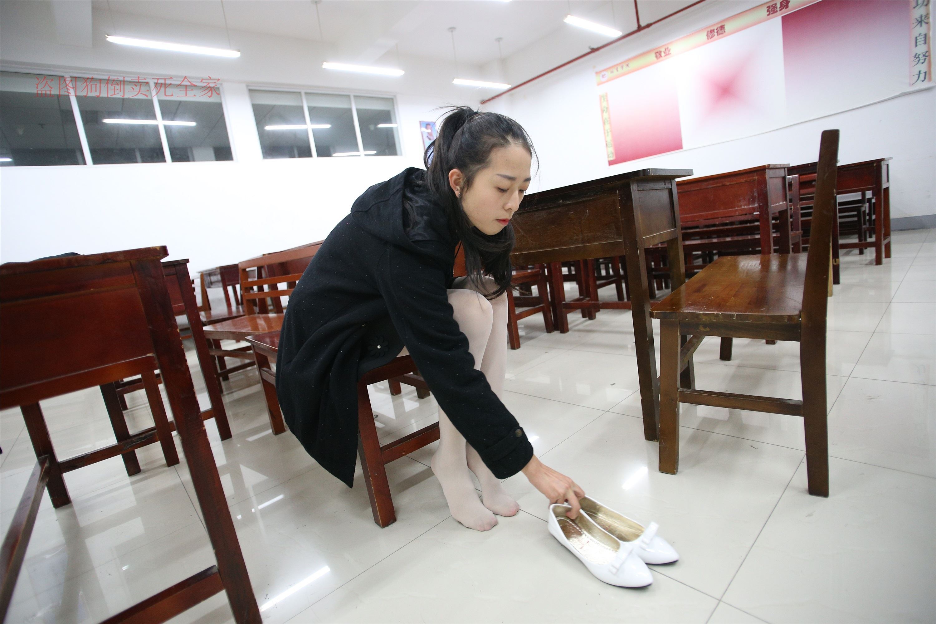 大西瓜美女图片 Z4-4 教室电梯白袜 336p3