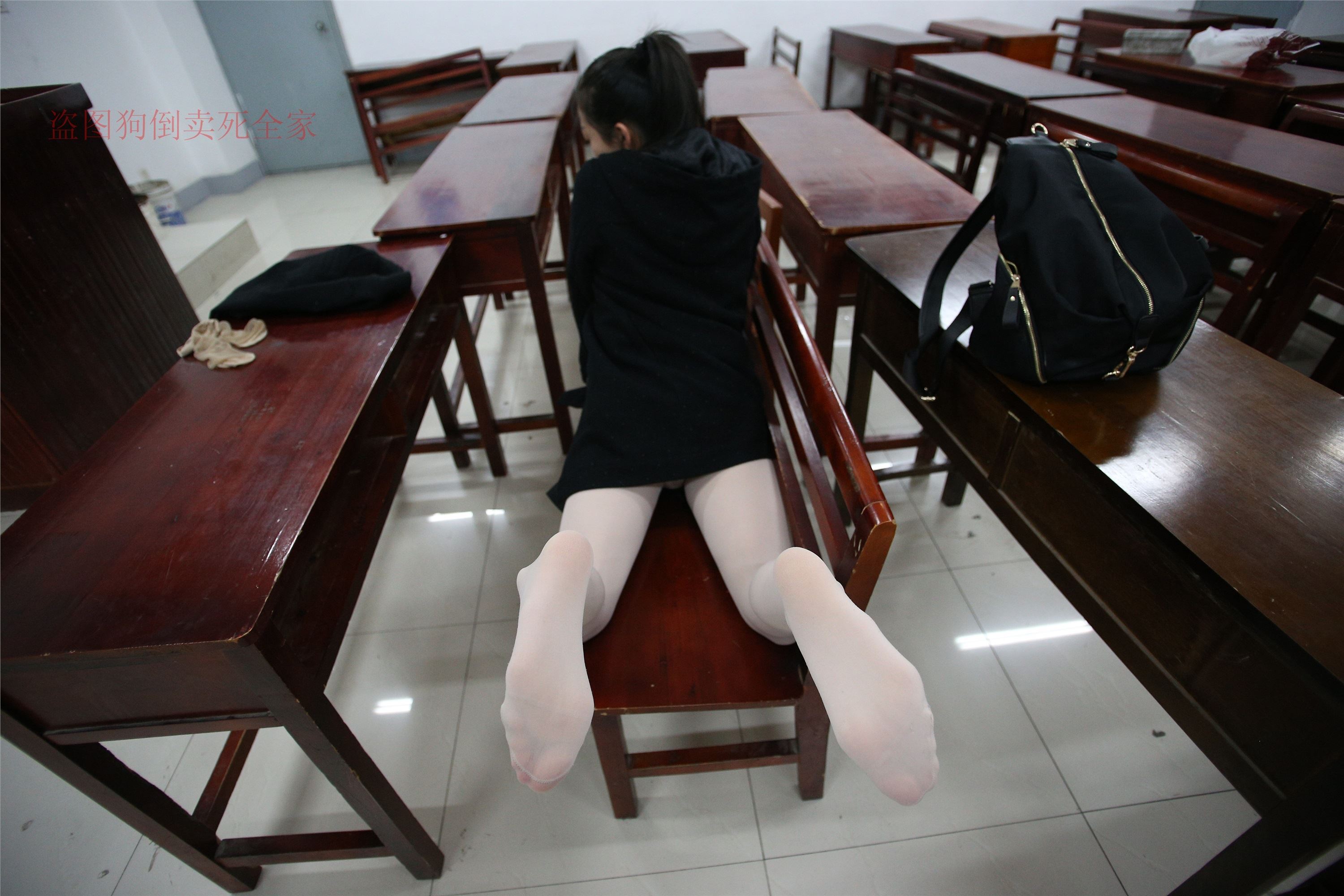 大西瓜美女图片 Z4-4 教室电梯白袜 336p3