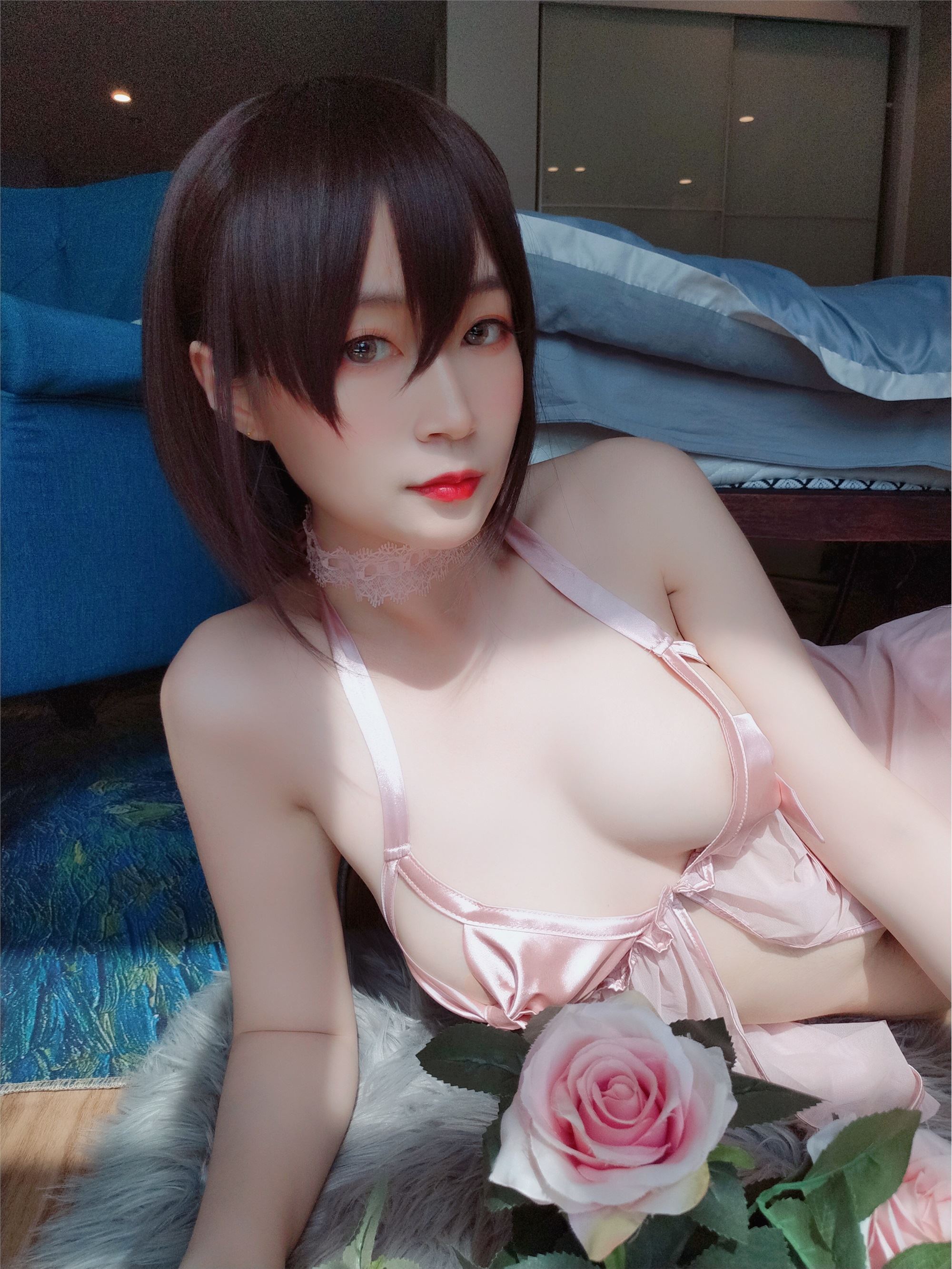 人气Coser白银81收费写真 粉色蝴蝶睡衣