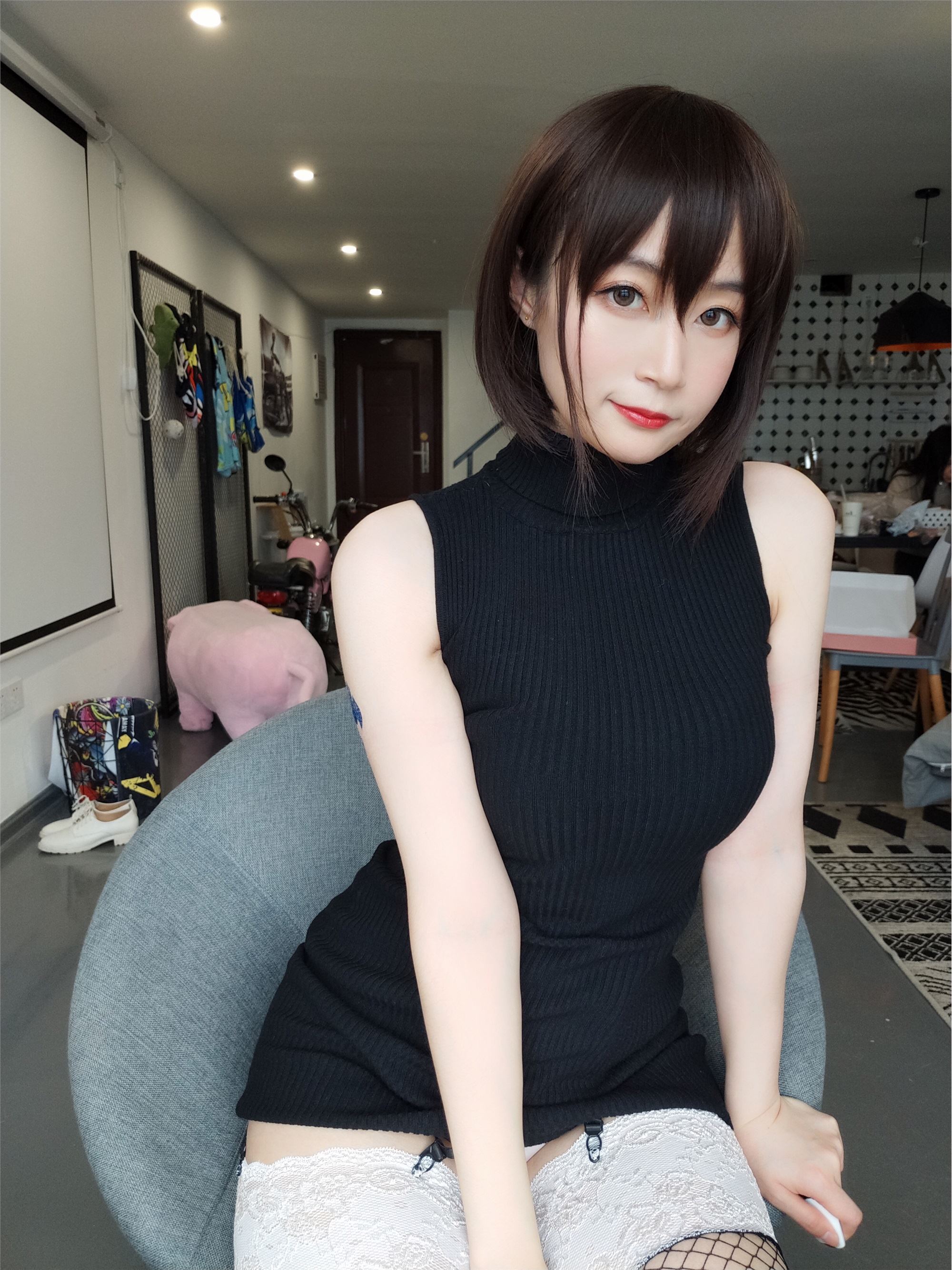 人气Coser白银81收费写真 黑色包臀裙