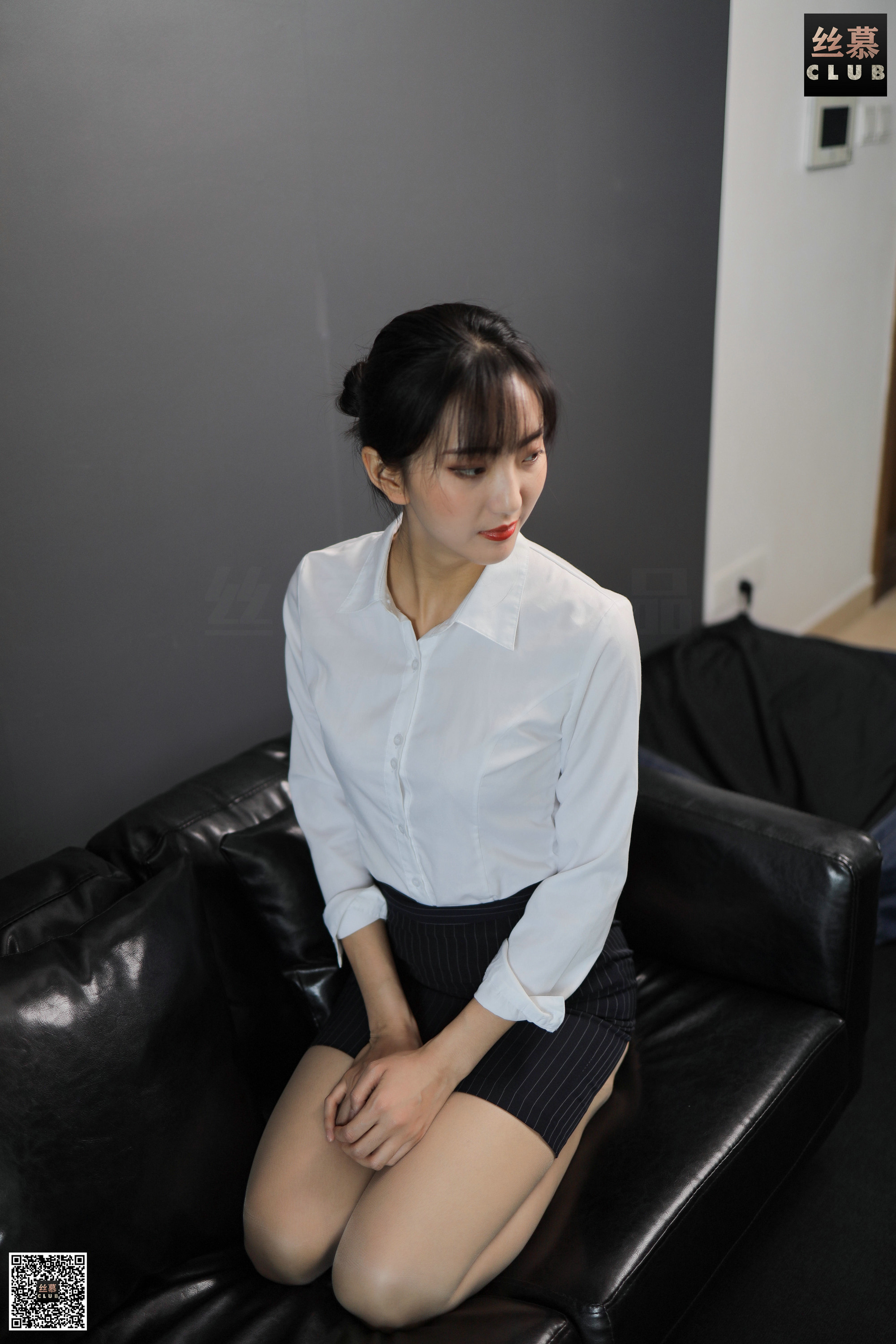 丝慕写真 SM114 佳佳 – 白领的衬衫扣