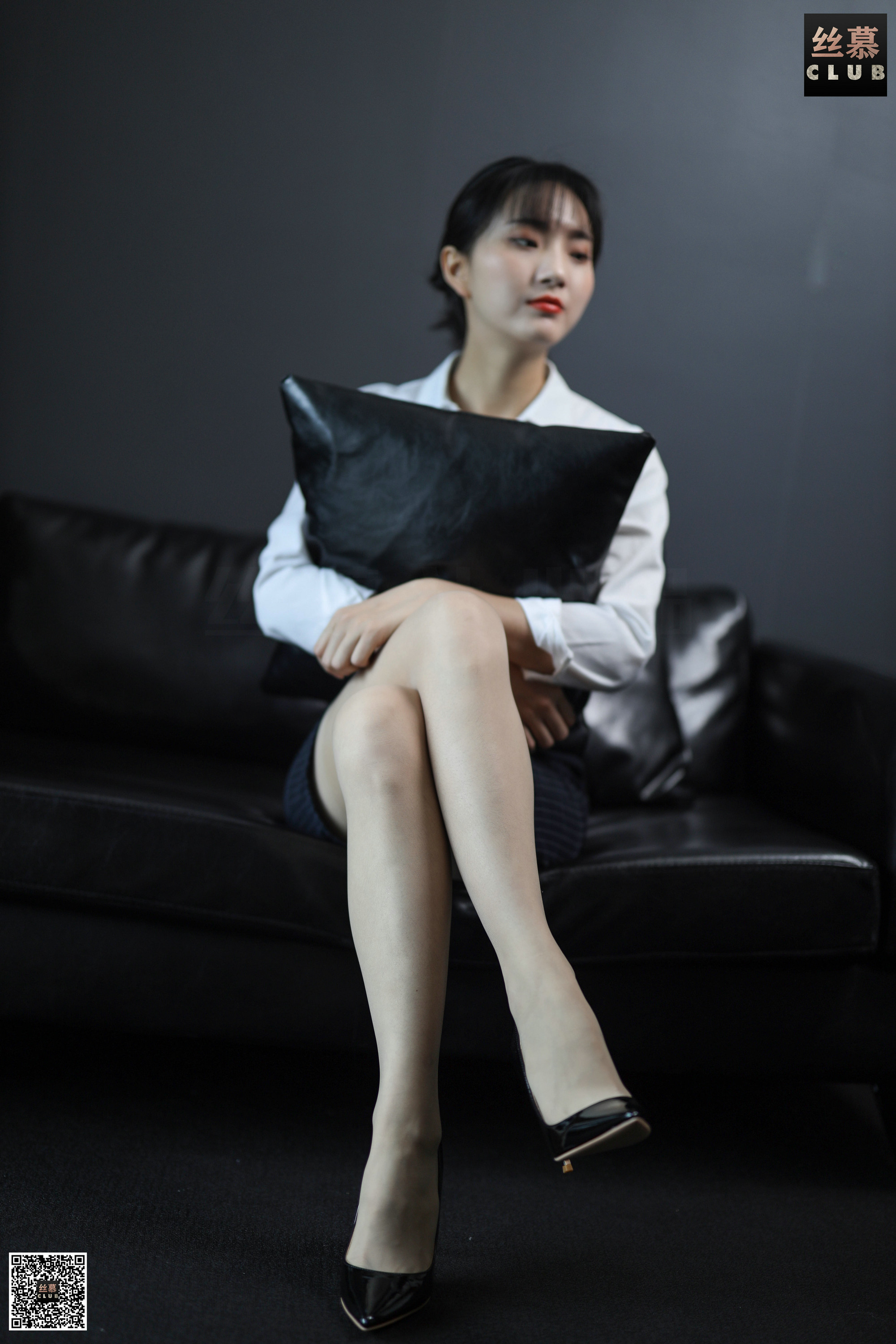 丝慕写真 SM114 佳佳 – 白领的衬衫扣