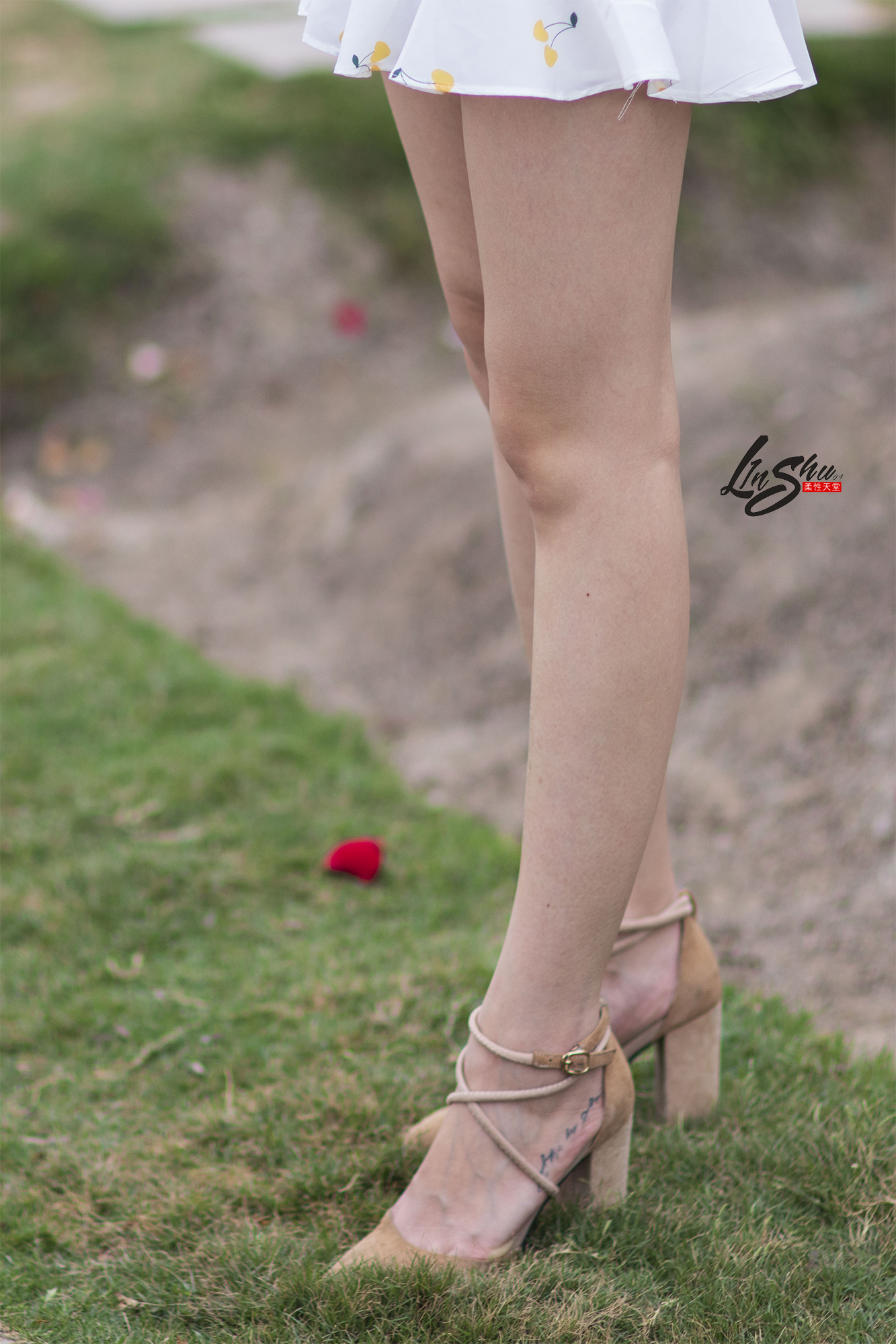 柔性天堂  – 白色碎花短裙美腿