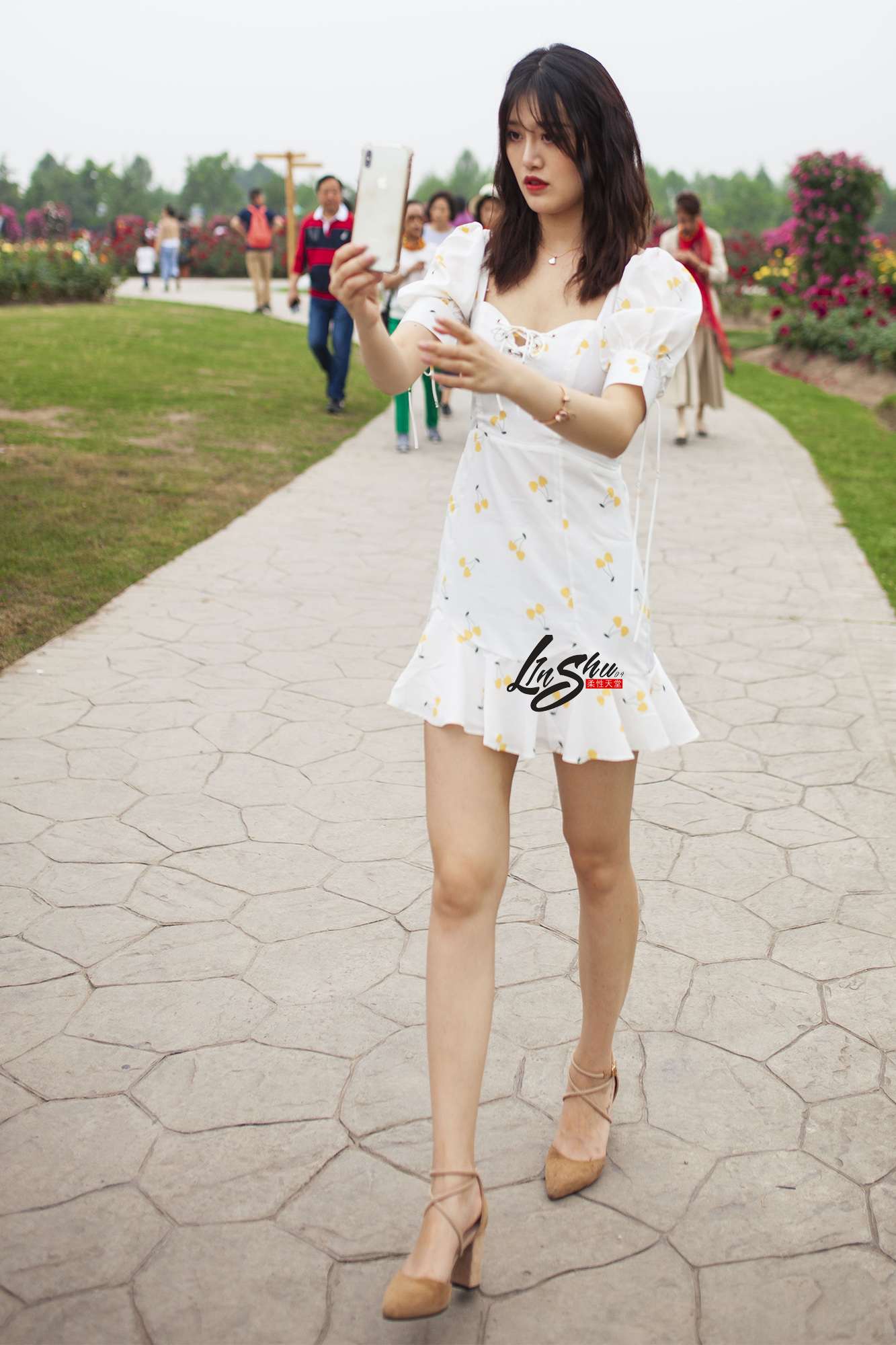 柔性天堂  – 白色碎花短裙美腿