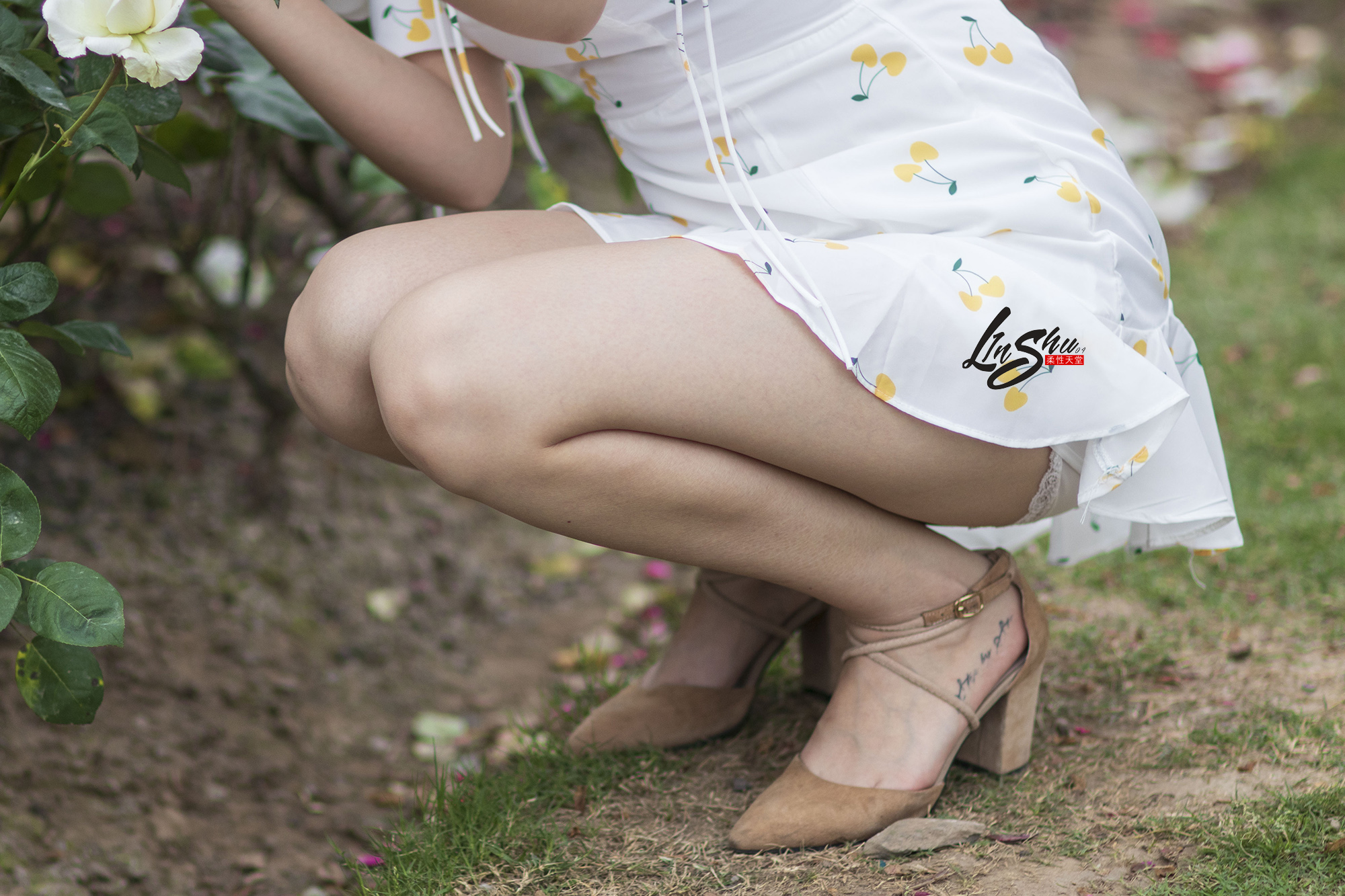 柔性天堂  – 白色碎花短裙美腿