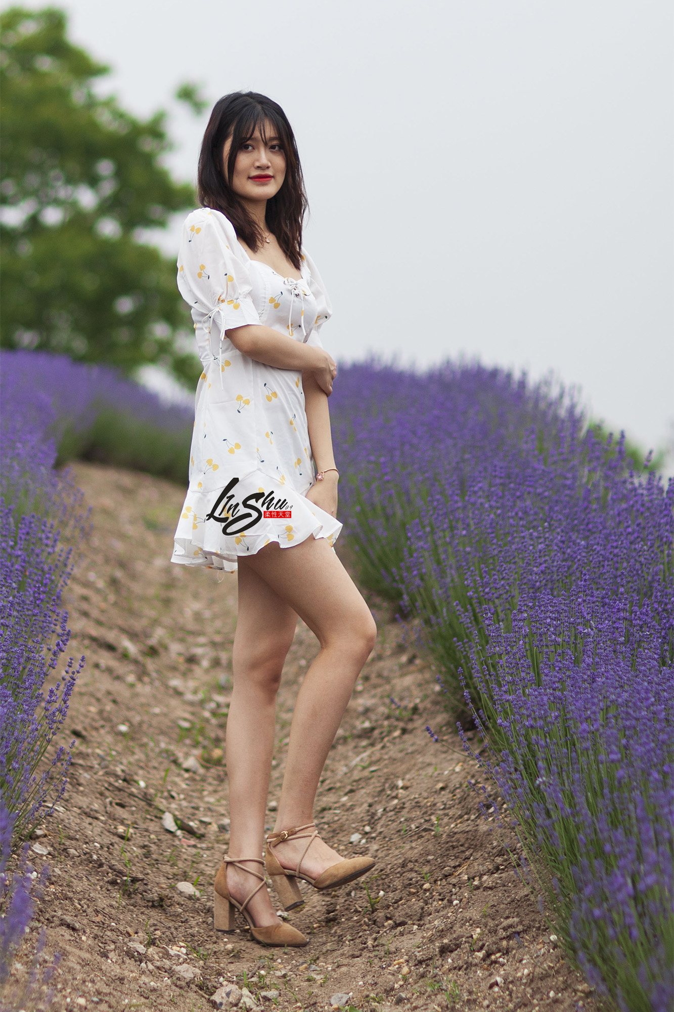 柔性天堂  – 白色碎花短裙美腿