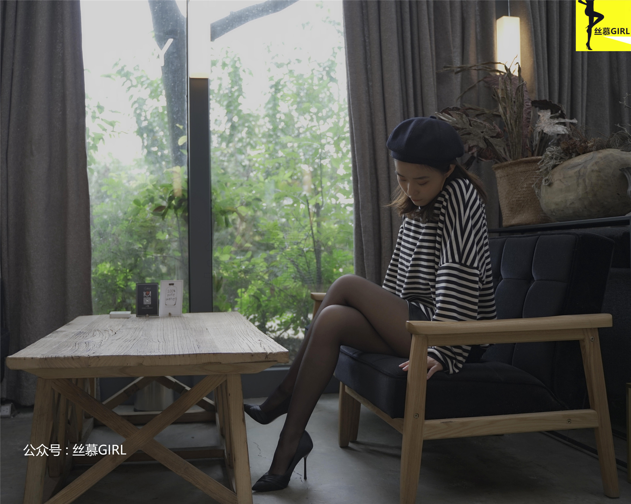 丝慕写真 第025期 模特：四月《谁是谁的腿》