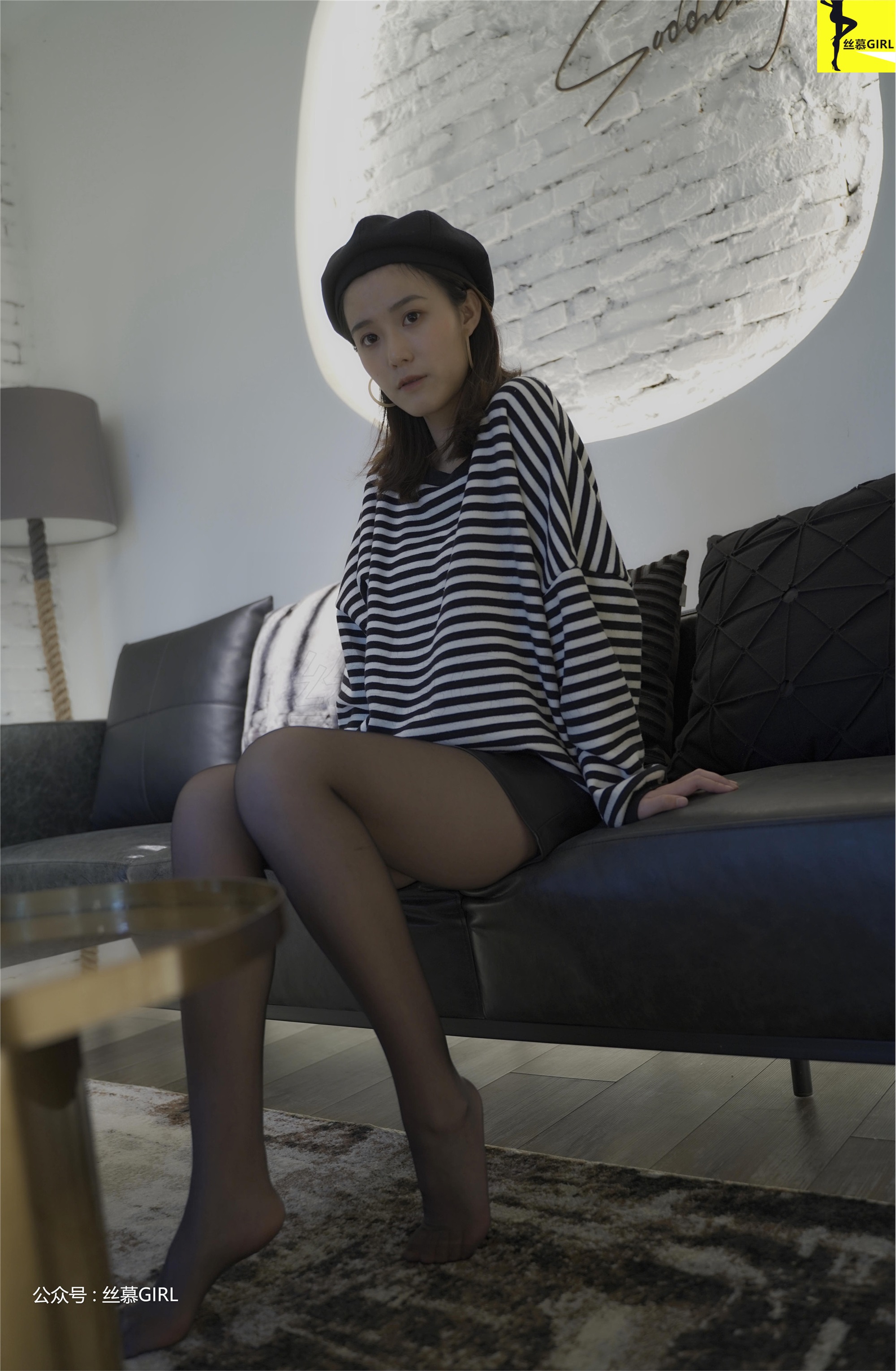 丝慕写真 第025期 模特：四月《谁是谁的腿》