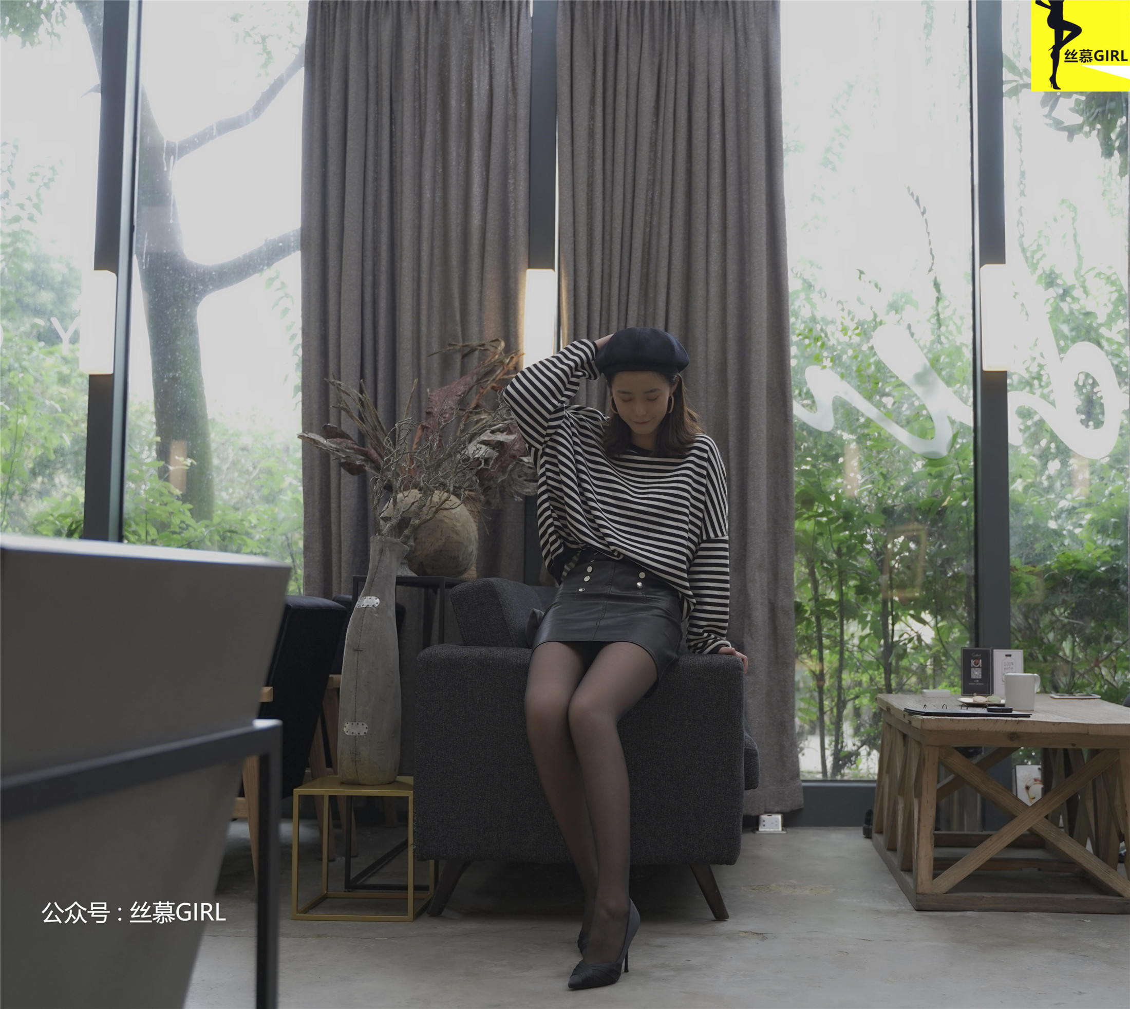 丝慕写真 第025期 模特：四月《谁是谁的腿》