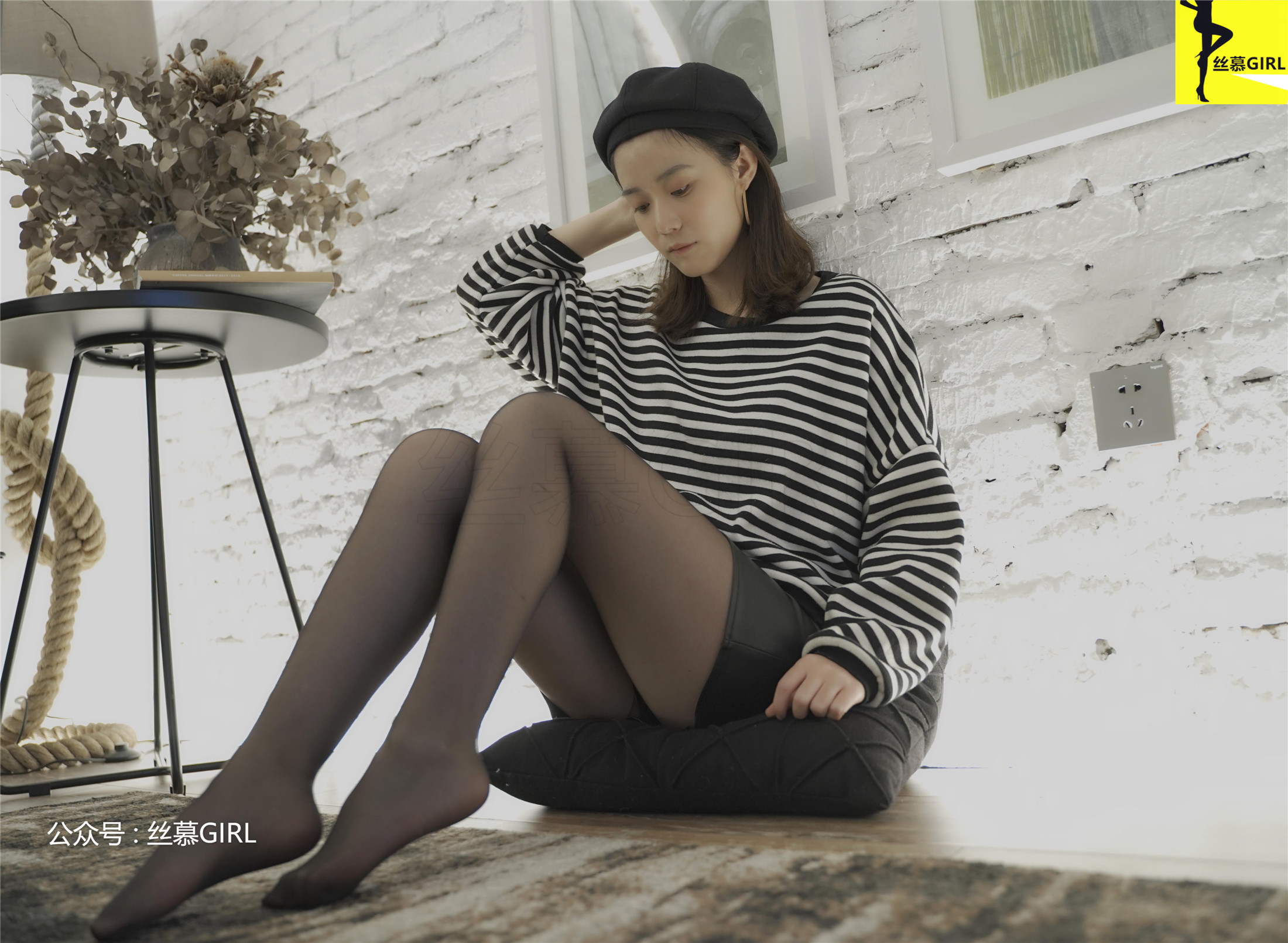 丝慕写真 第025期 模特：四月《谁是谁的腿》