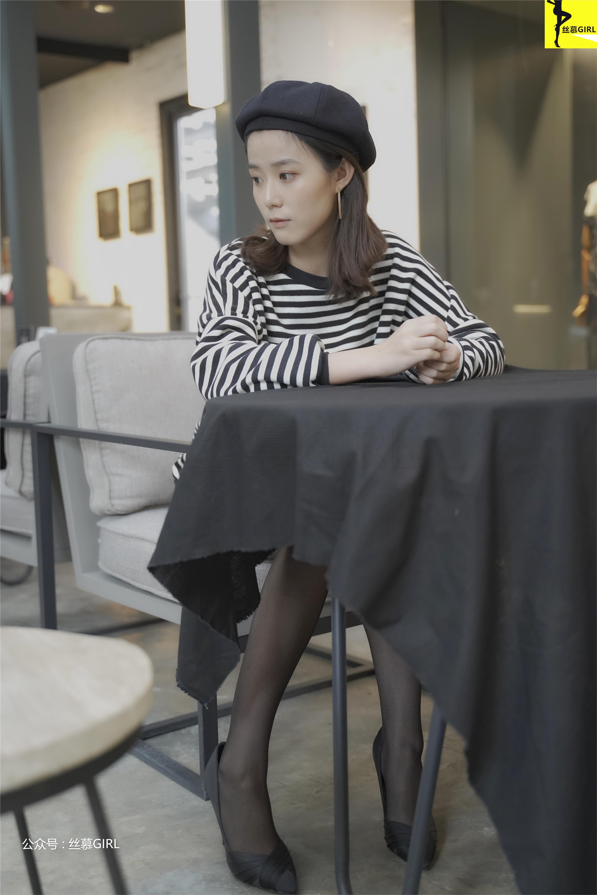 丝慕写真 第025期 模特：四月《谁是谁的腿》