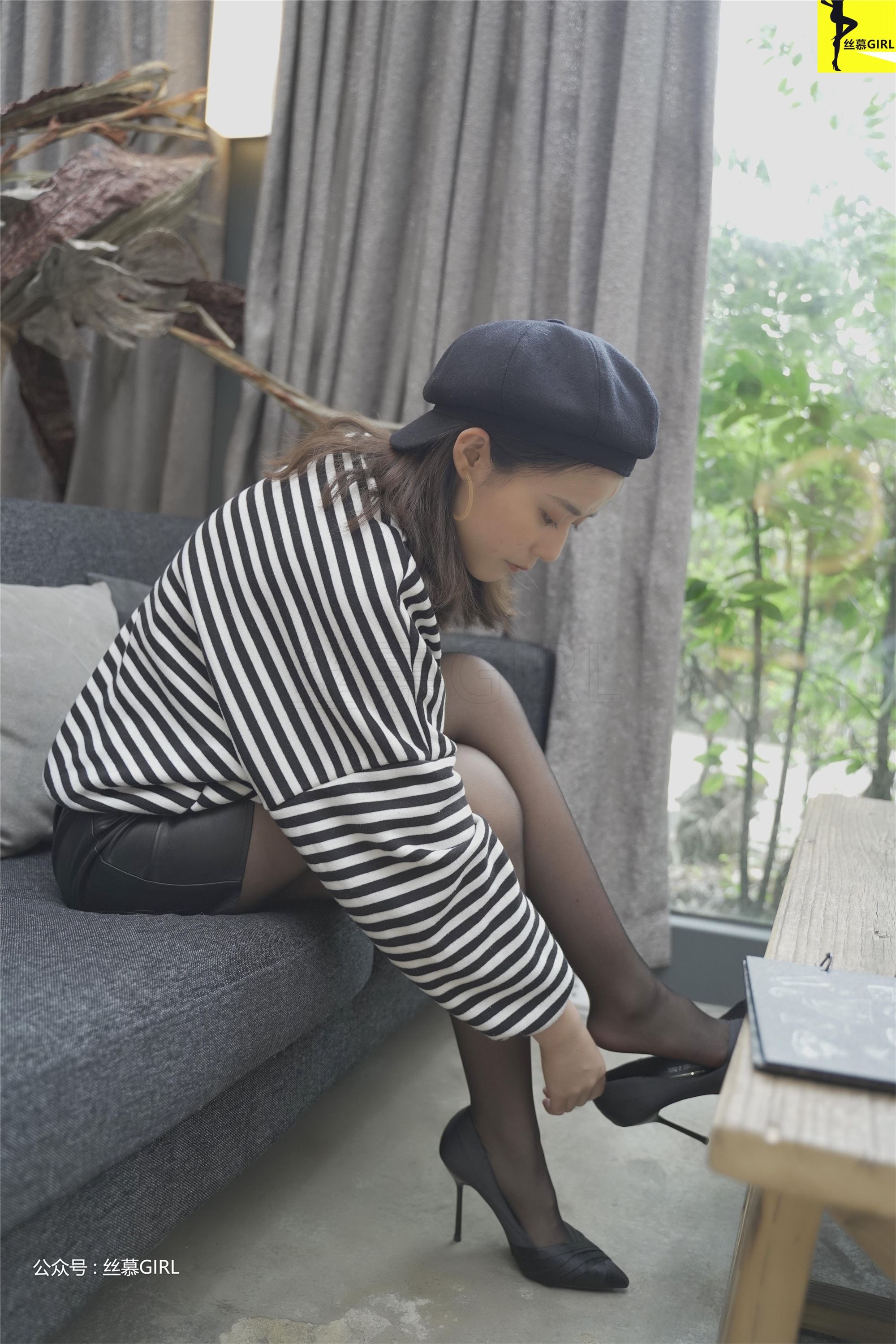 丝慕写真 第025期 模特：四月《谁是谁的腿》