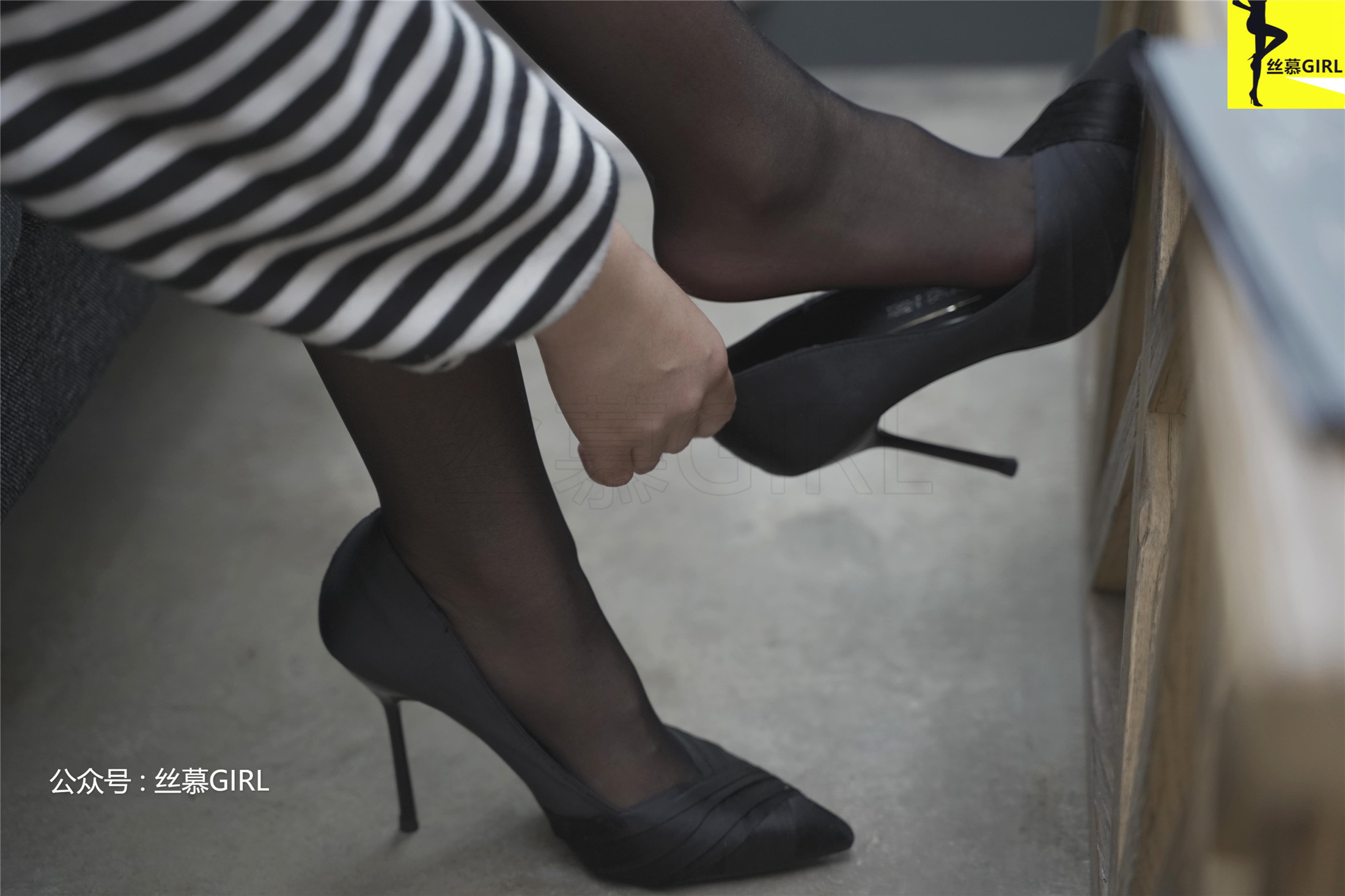 丝慕写真 第025期 模特：四月《谁是谁的腿》