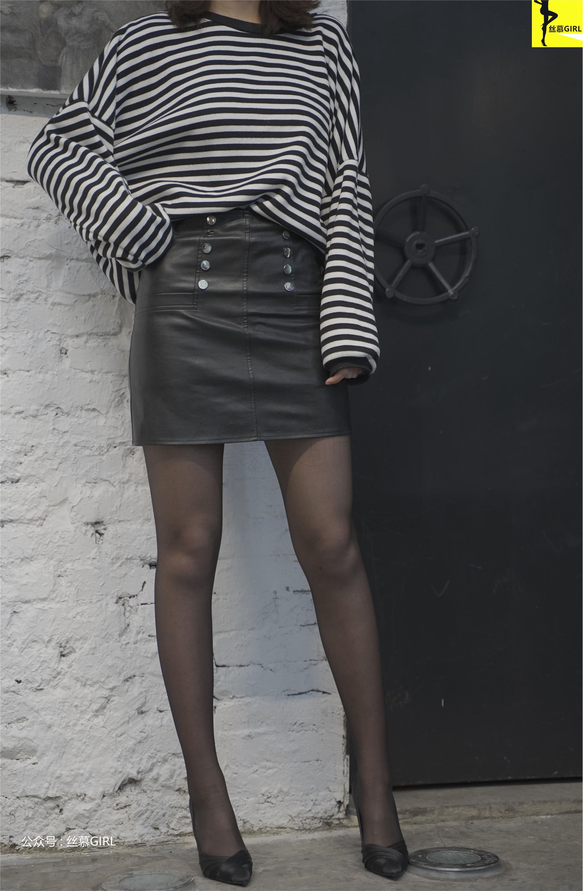 丝慕写真 第025期 模特：四月《谁是谁的腿》