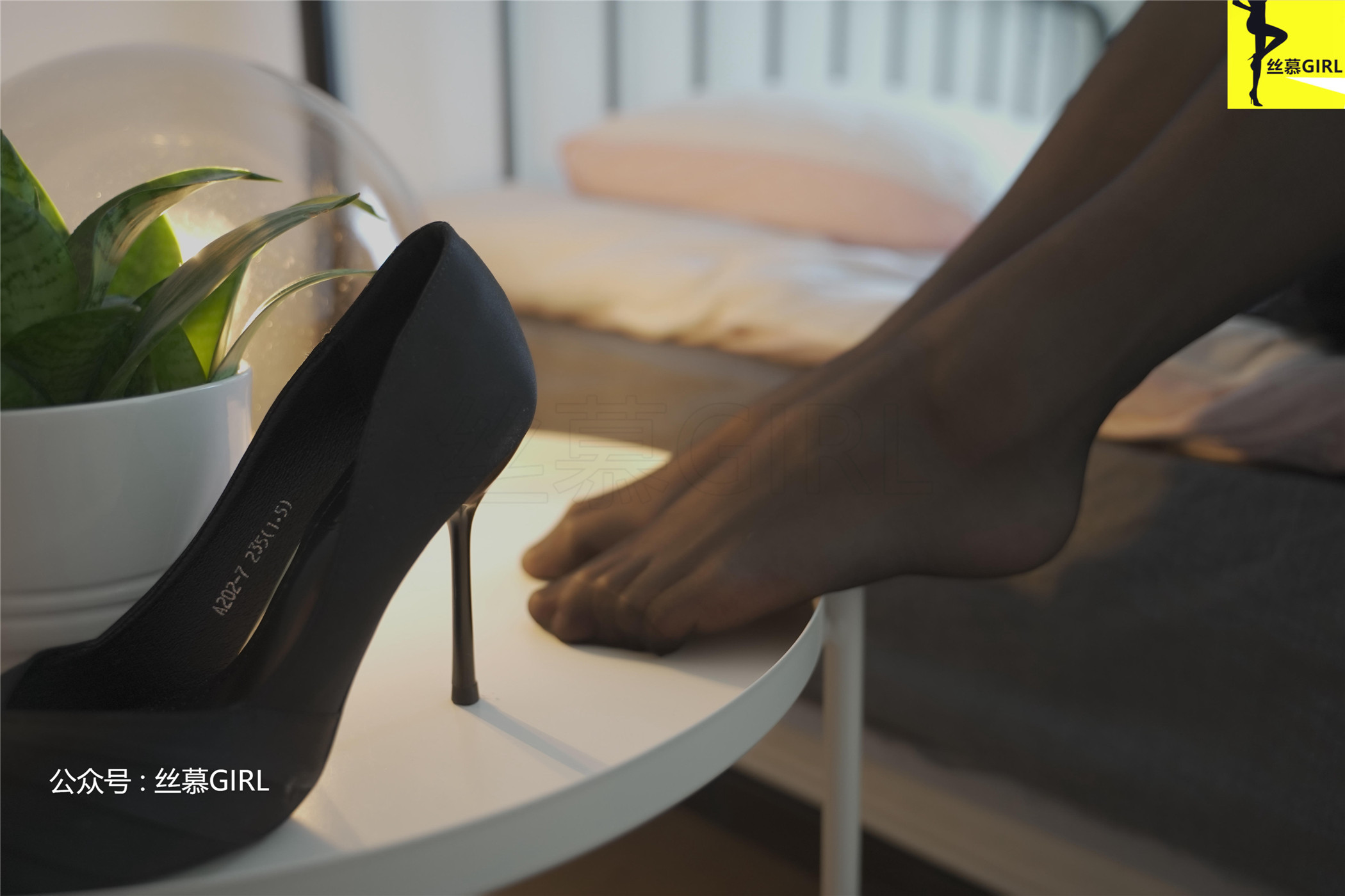 丝慕写真 第026期 模特：静静&Miya《白里黑还是黑里白》