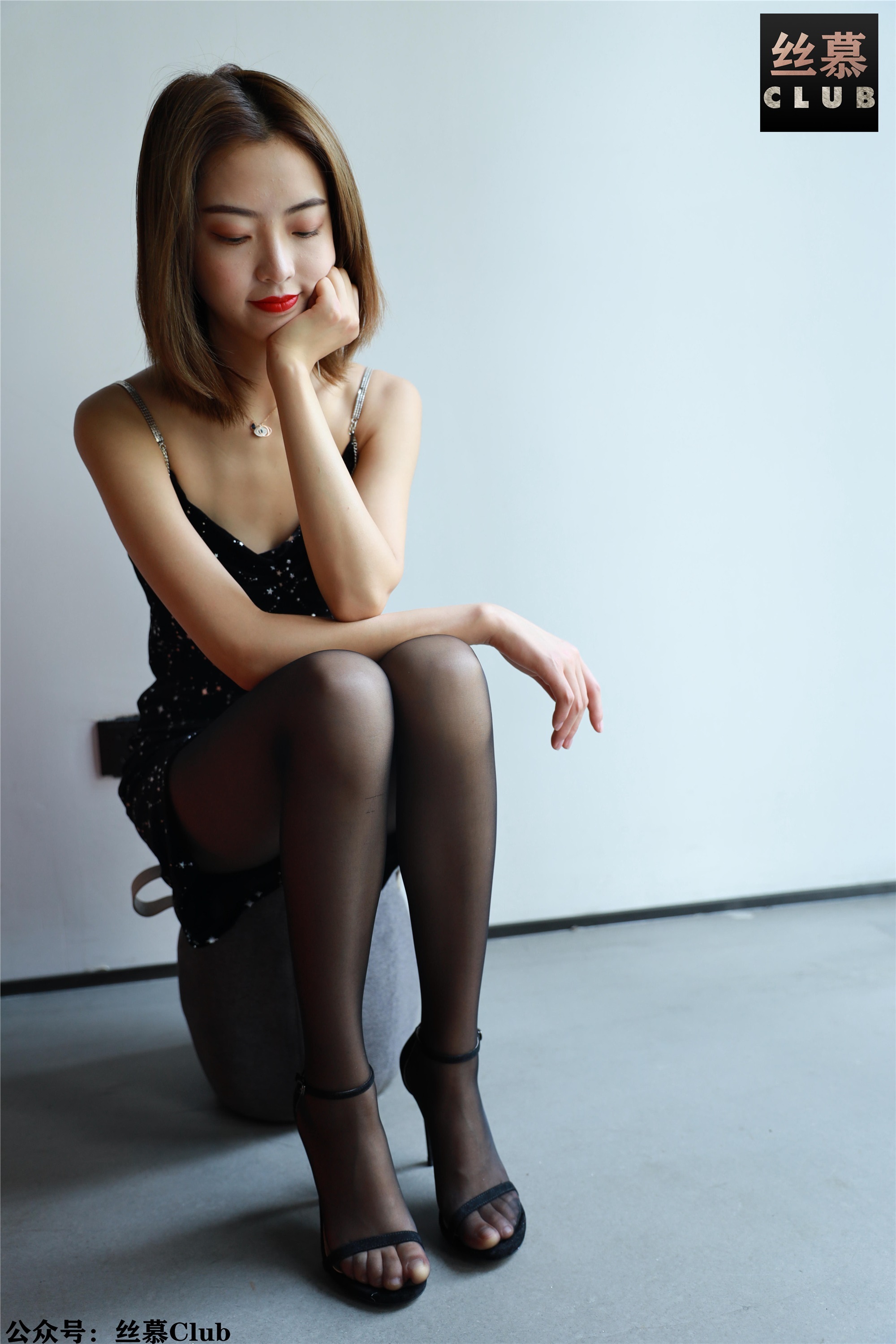 丝慕写真 SM022模特丹丹《夏季与黑丝的际遇》