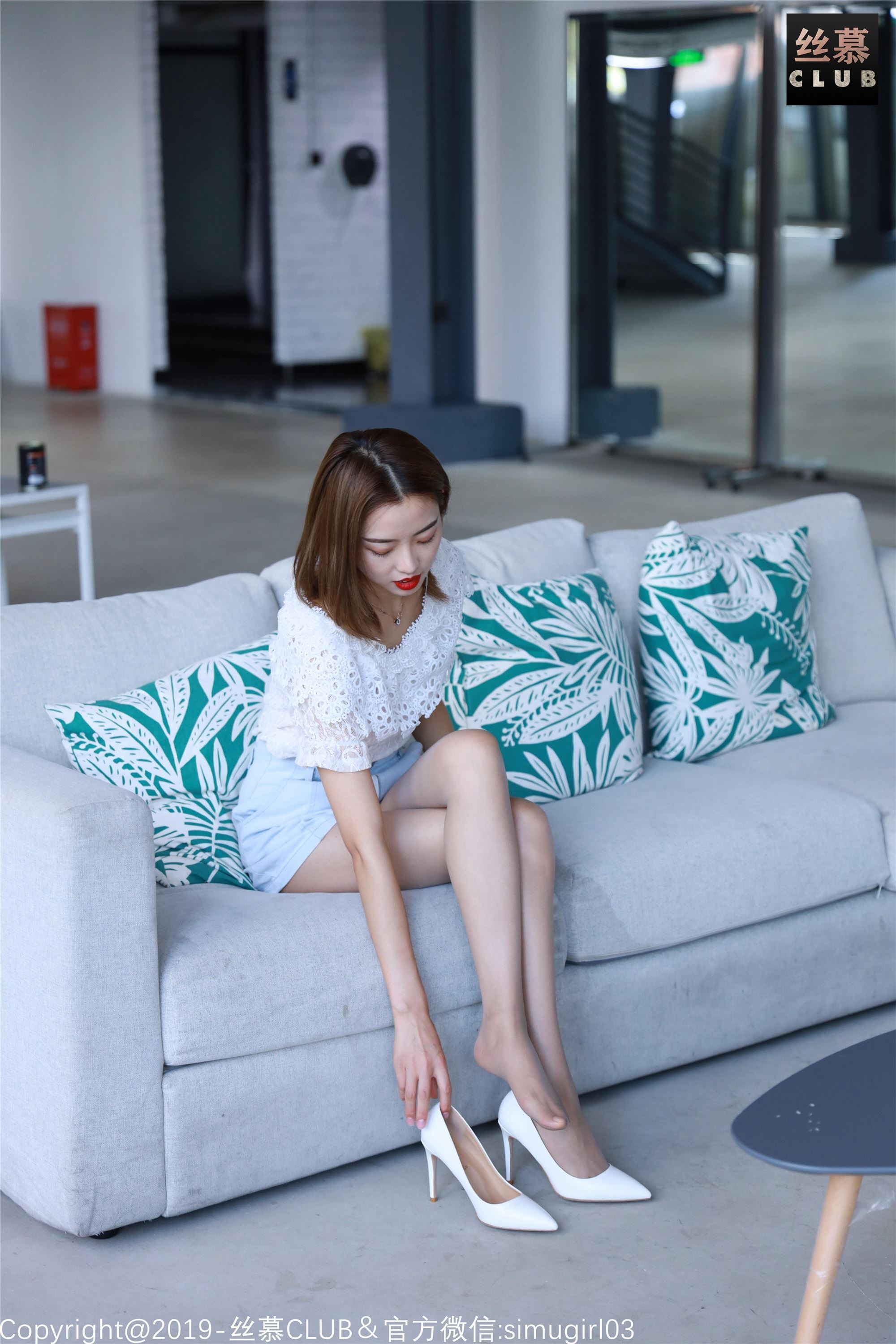 丝慕写真 SM026 模特丹丹《听说白色高跟和肉丝是绝配》