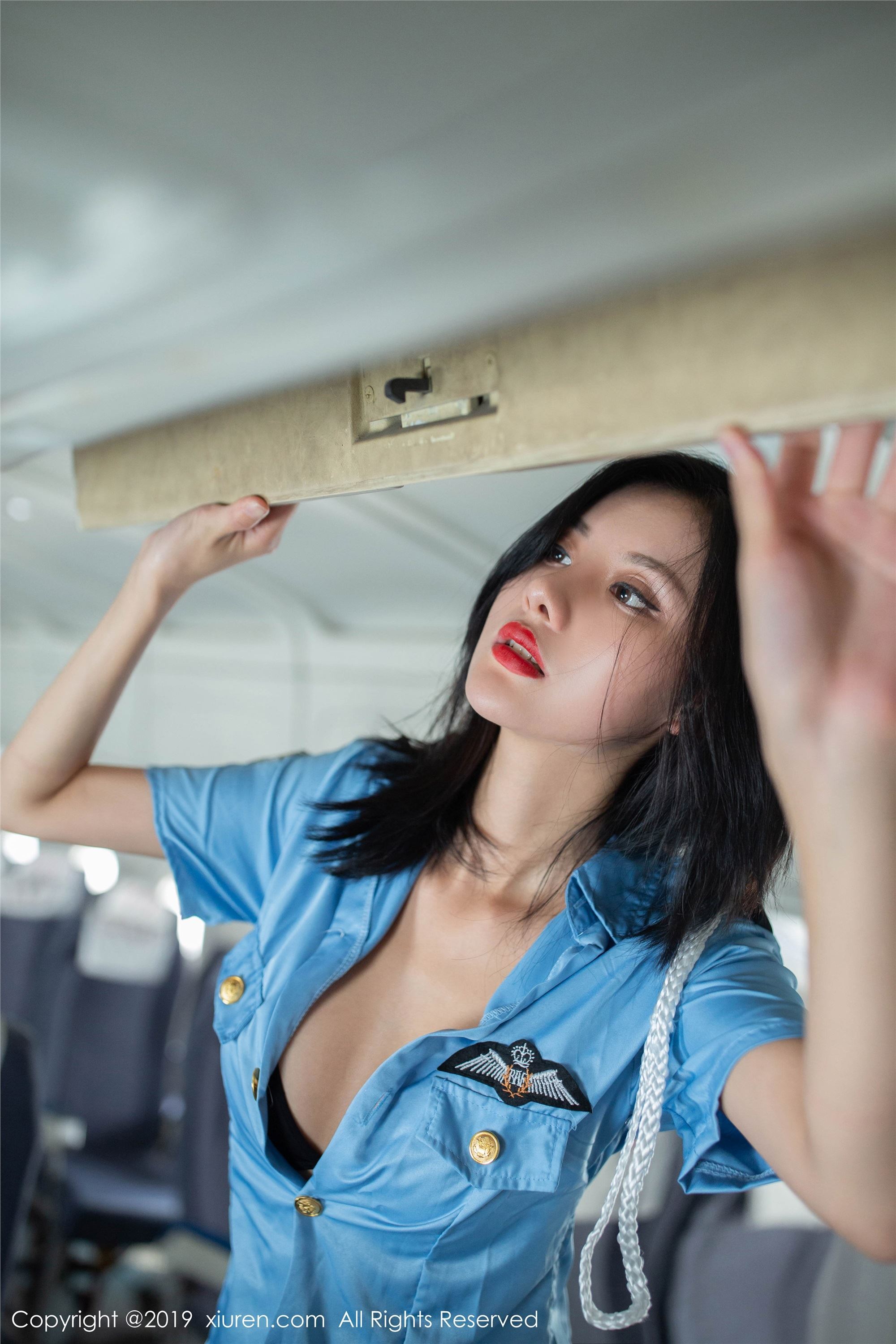 秀人网XIUREN写真 No.1781 短裙延伸下的丝袜美腿翘臀 就是阿朱啊