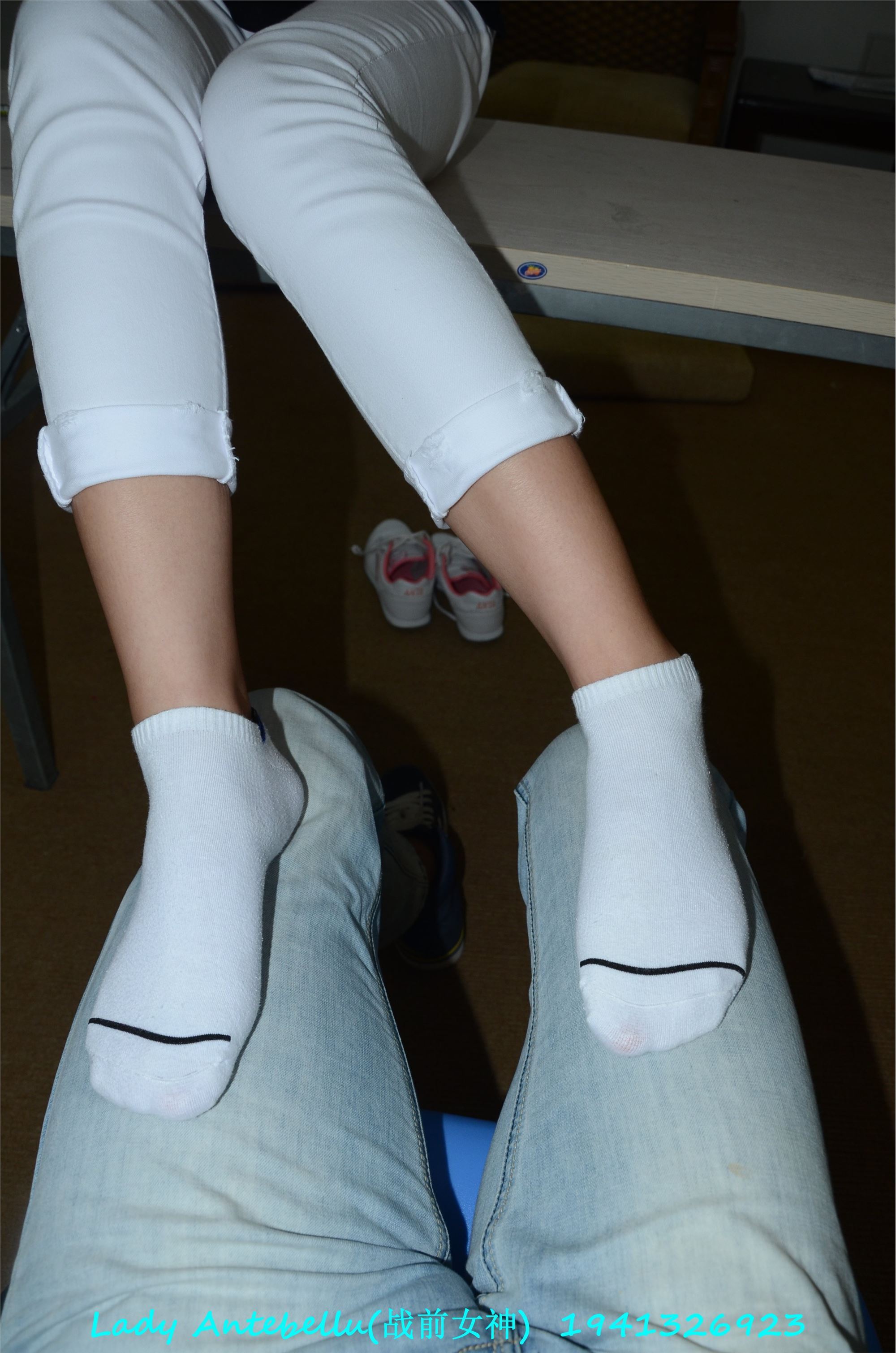 战前女神  恋足美腿棉袜女神级摄影套图 052