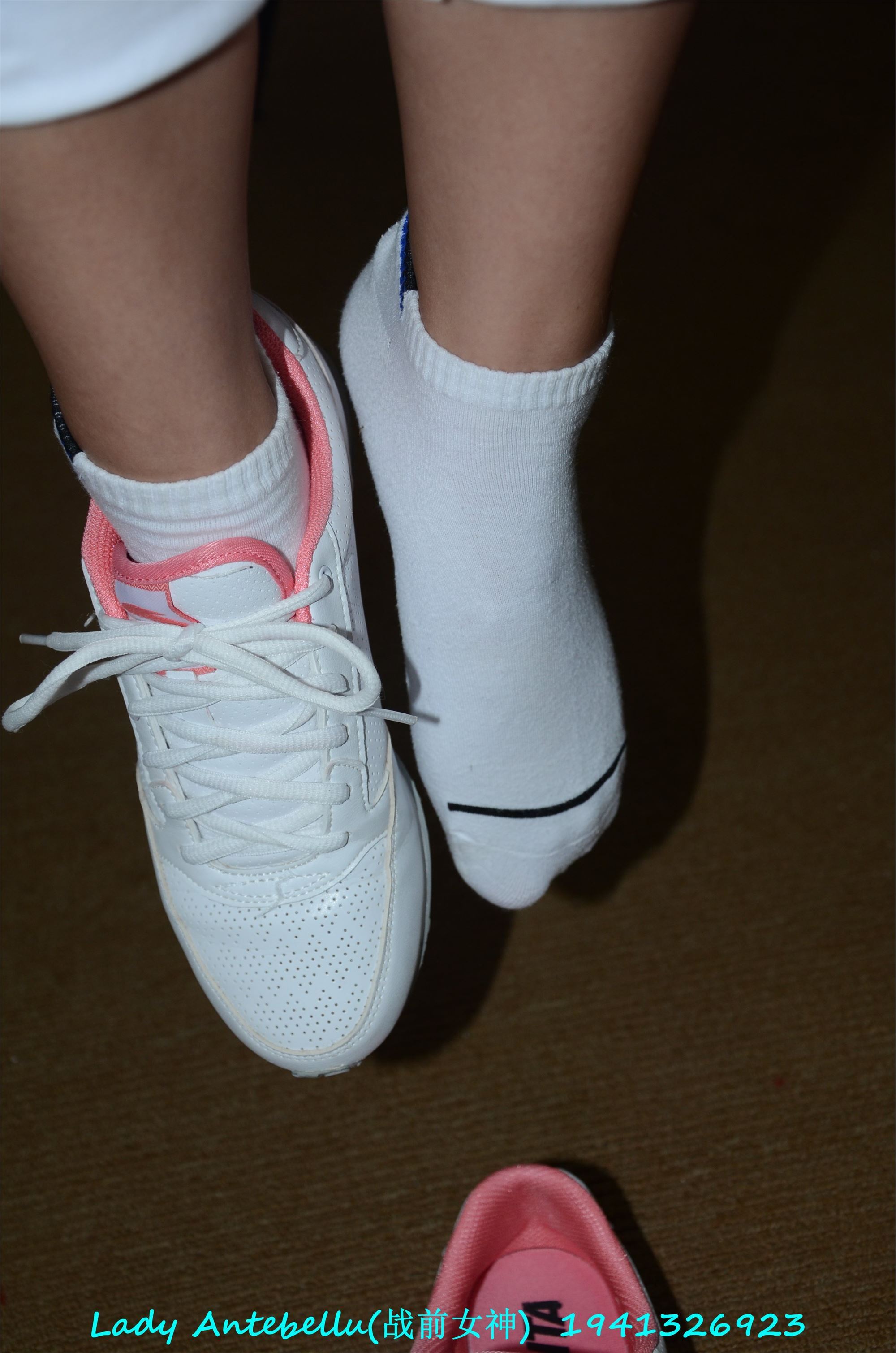 战前女神  恋足美腿棉袜女神级摄影套图 052