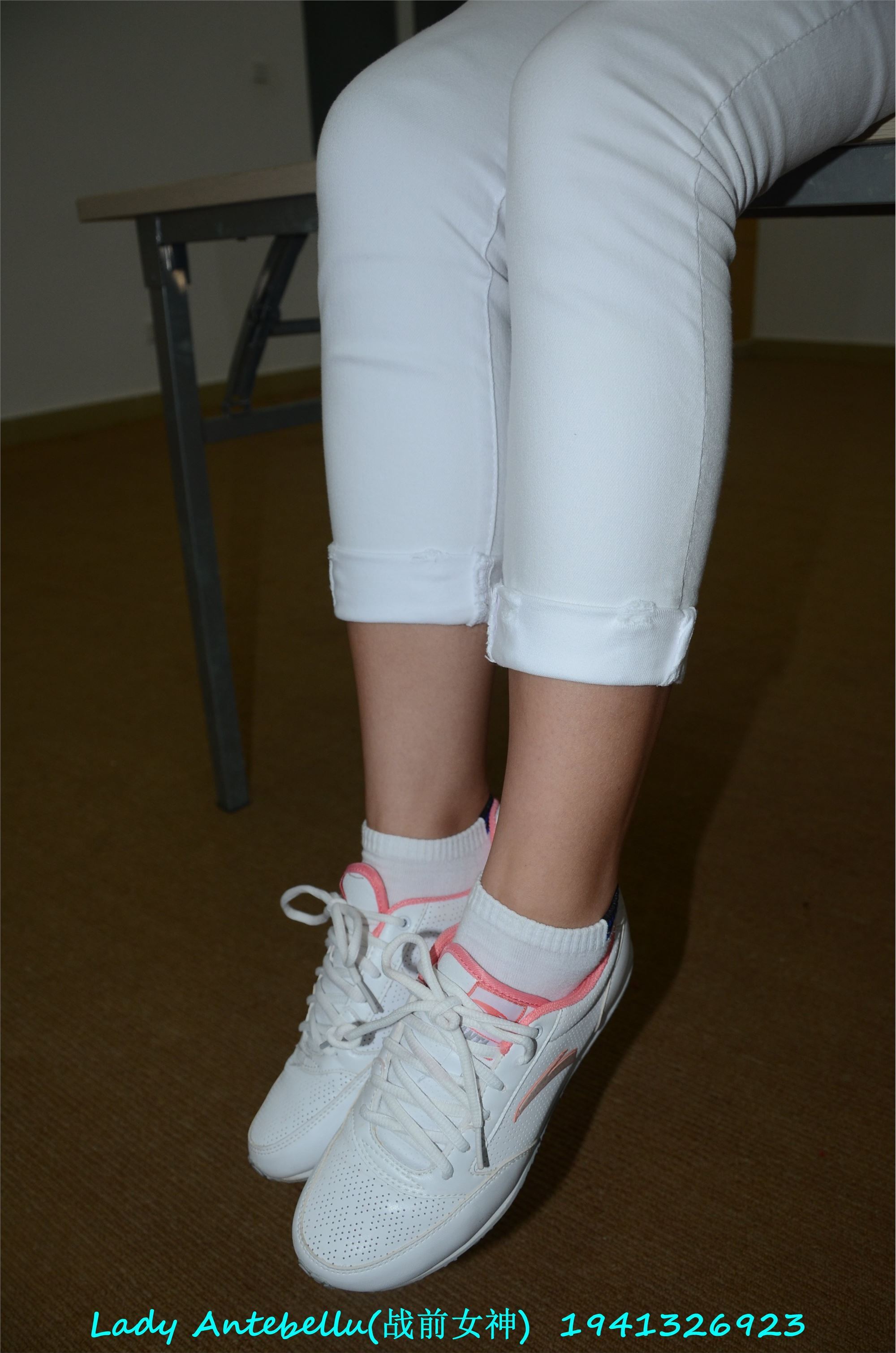 战前女神  恋足美腿棉袜女神级摄影套图 052