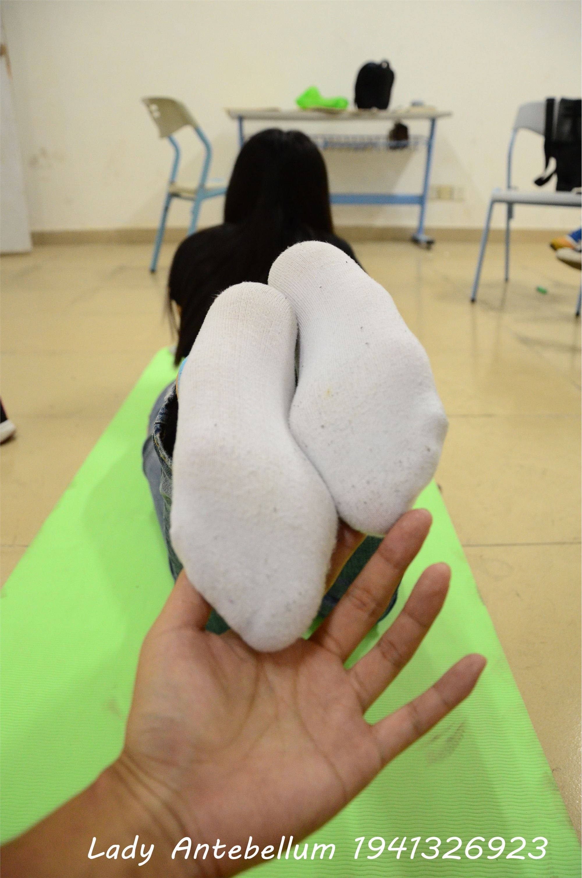 战前女神  恋足美腿棉袜女神级摄影套图 056