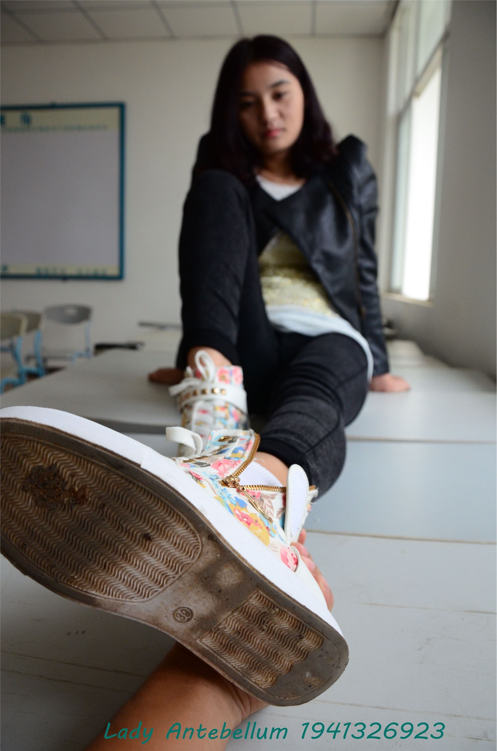 战前女神  恋足美腿棉袜女神级摄影套图 070