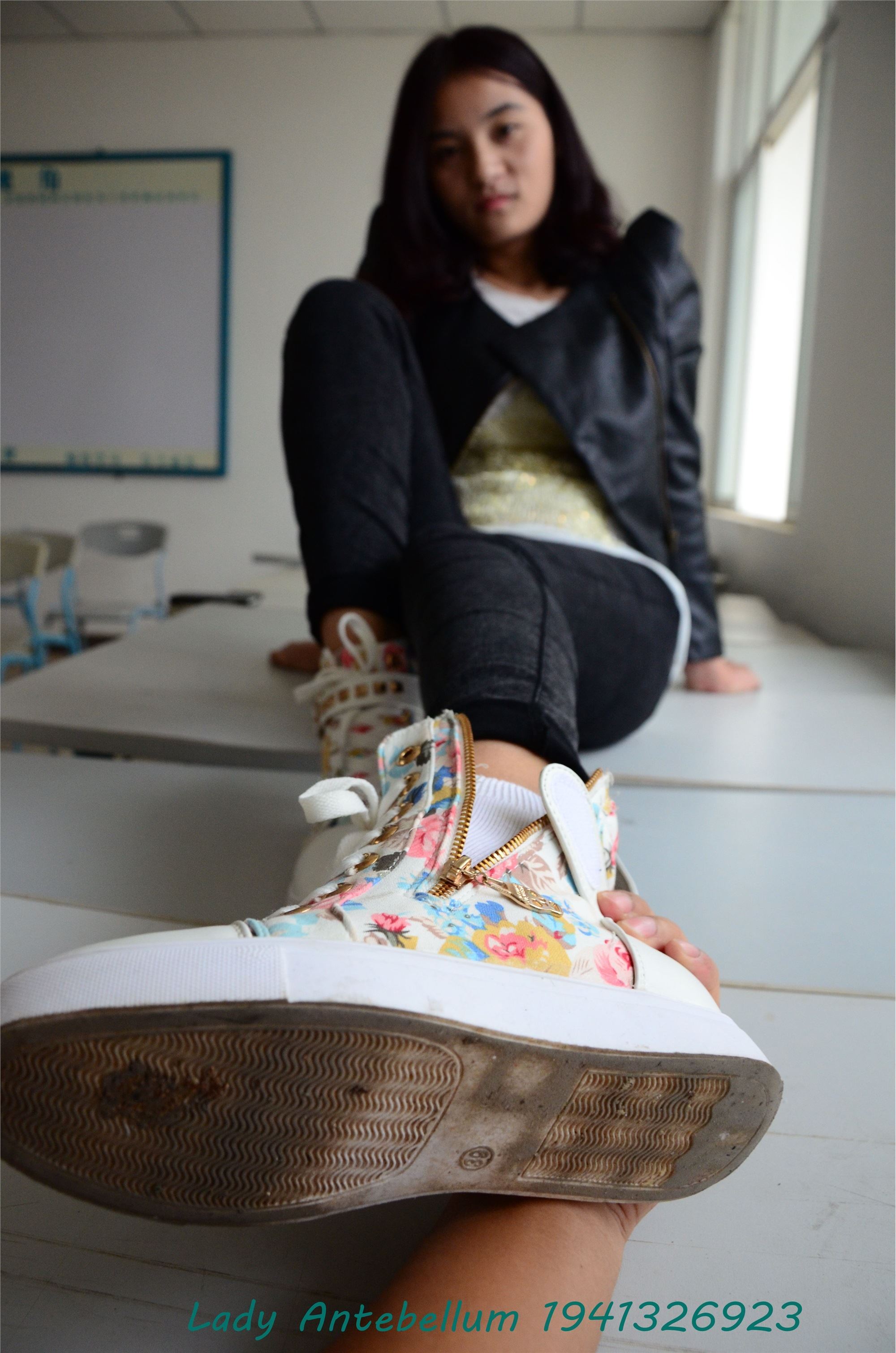 战前女神  恋足美腿棉袜女神级摄影套图 070